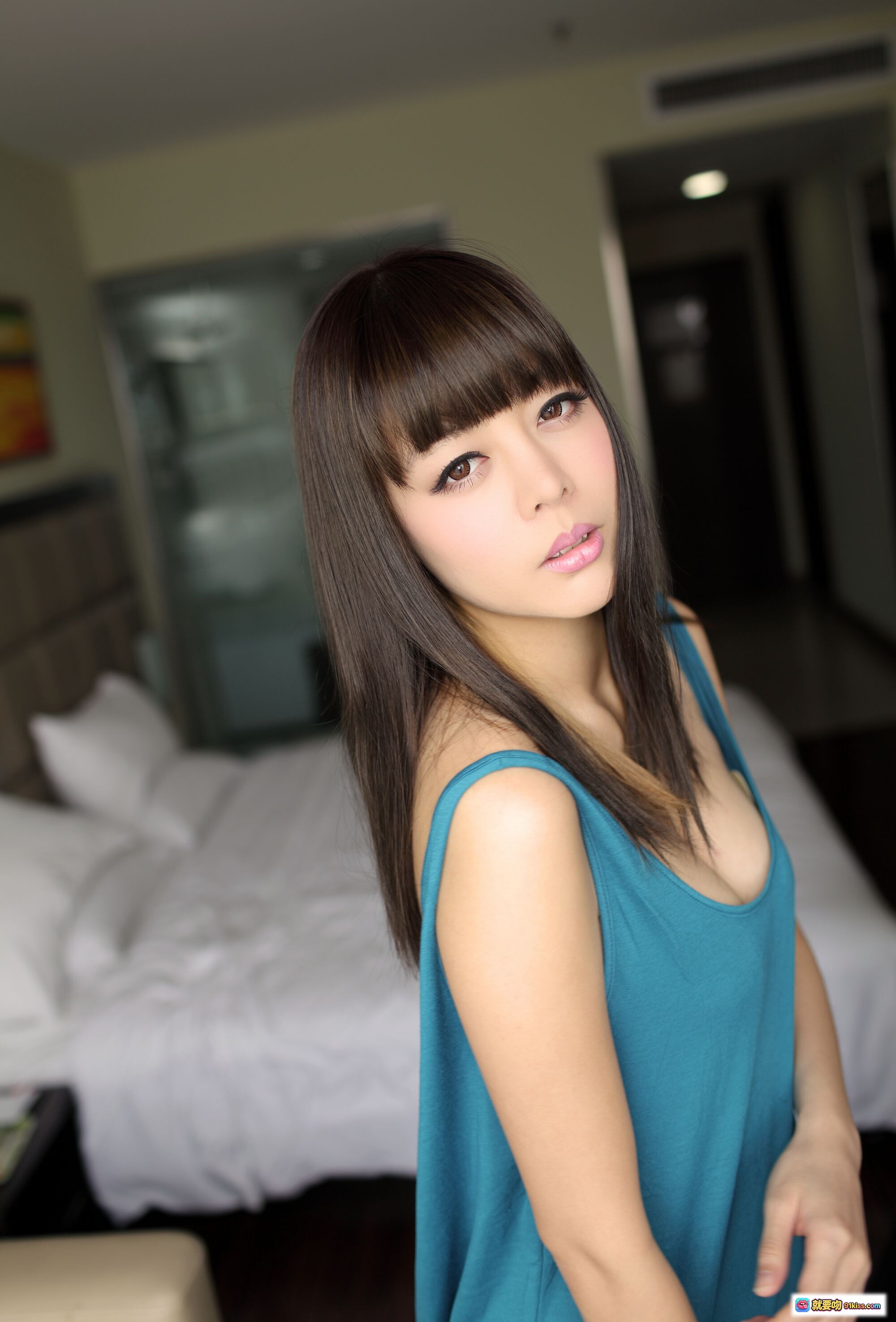 图片[9] - XIUREN秀人网2013.09.05 NO.0001 Viki三套装写真 甜美齐刘海长发蓝裙性感优雅室内沙发姿势高清美图 - 就要吻