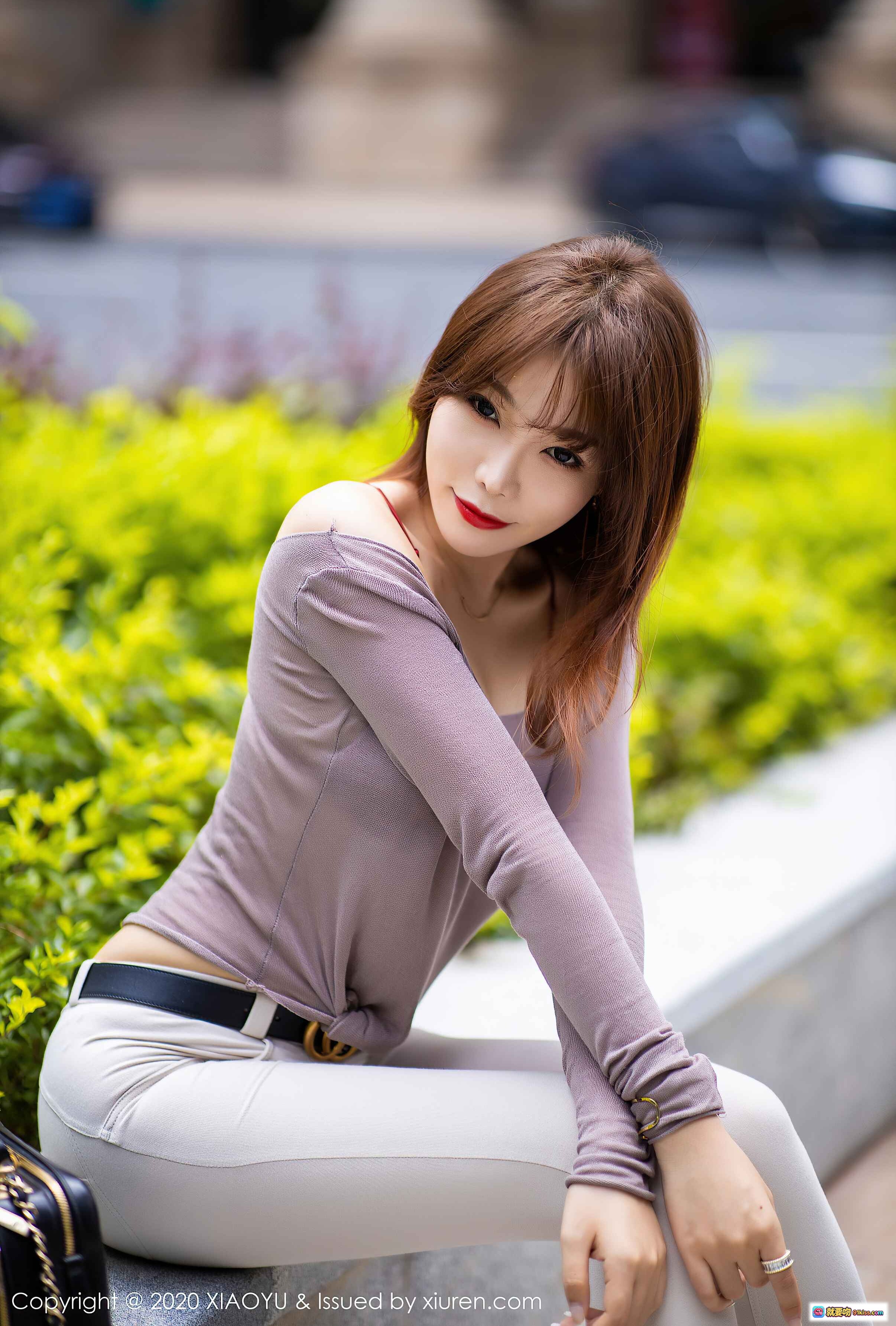 图片[4] - 芝芝Booty街拍写真：露肩灰上衣+白色紧身裤+透明高跟鞋+GUCCI腰带+时尚手袋，优雅坐姿尽显曲线美 - 就要吻