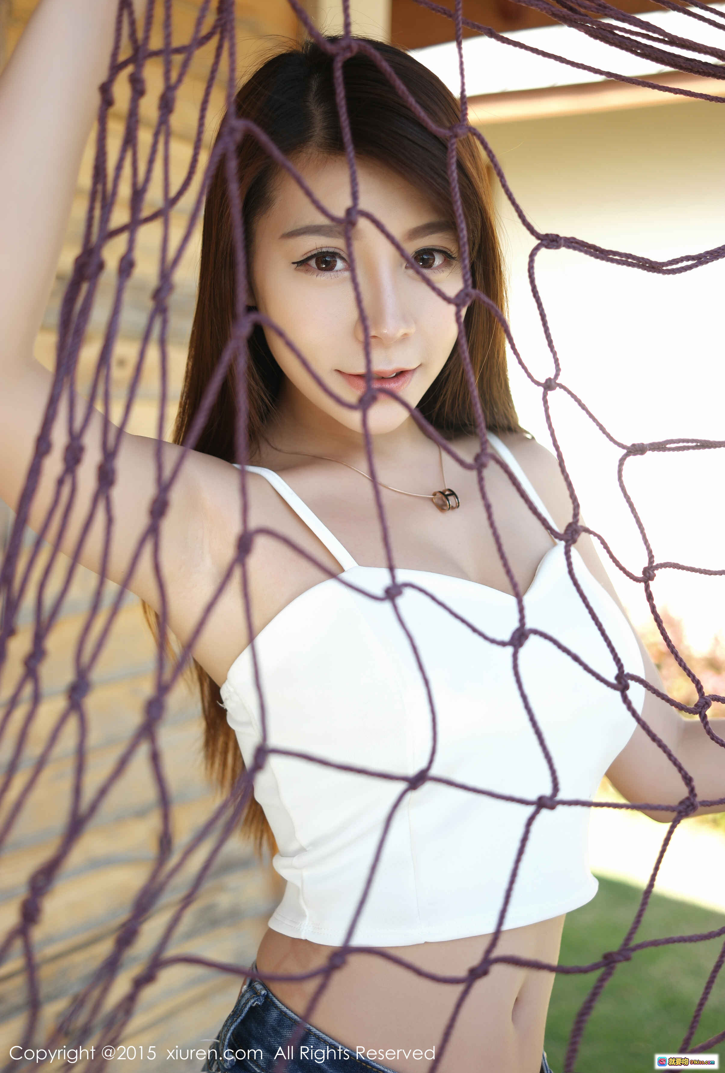 图片[5] - Vetiver嘉宝贝儿白吊带牛仔短裤户外写真 – 秀人网2015精选高清美图 - 就要吻