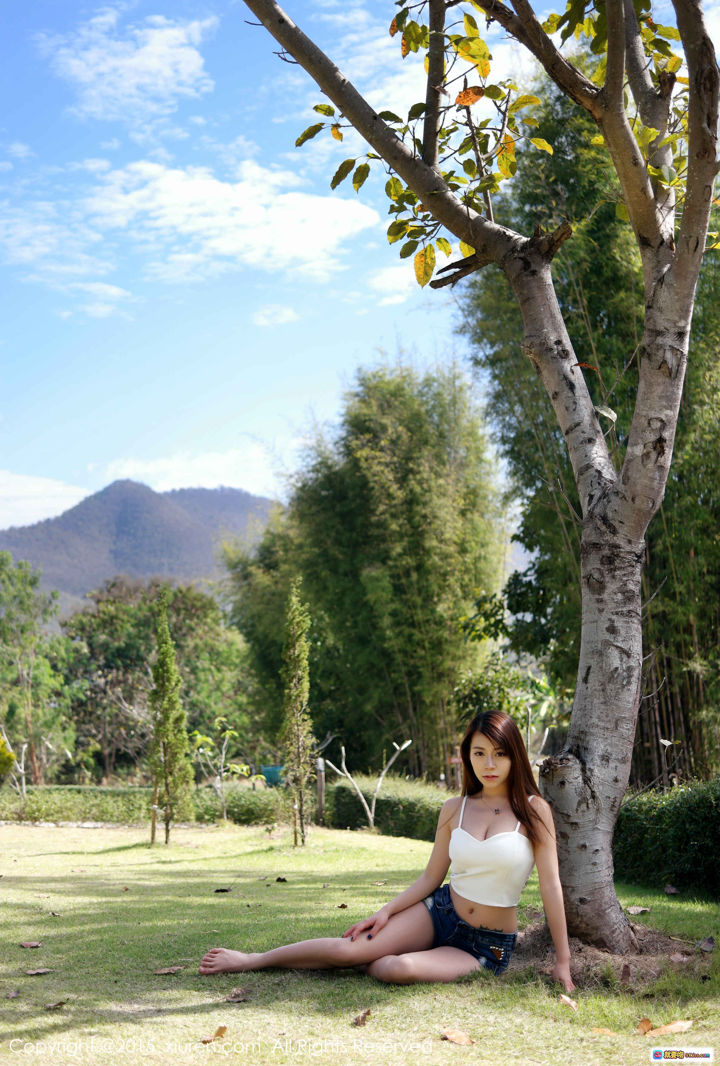 图片[9] - Vetiver嘉宝贝儿白吊带牛仔短裤户外写真 – 秀人网2015精选高清美图 - 就要吻