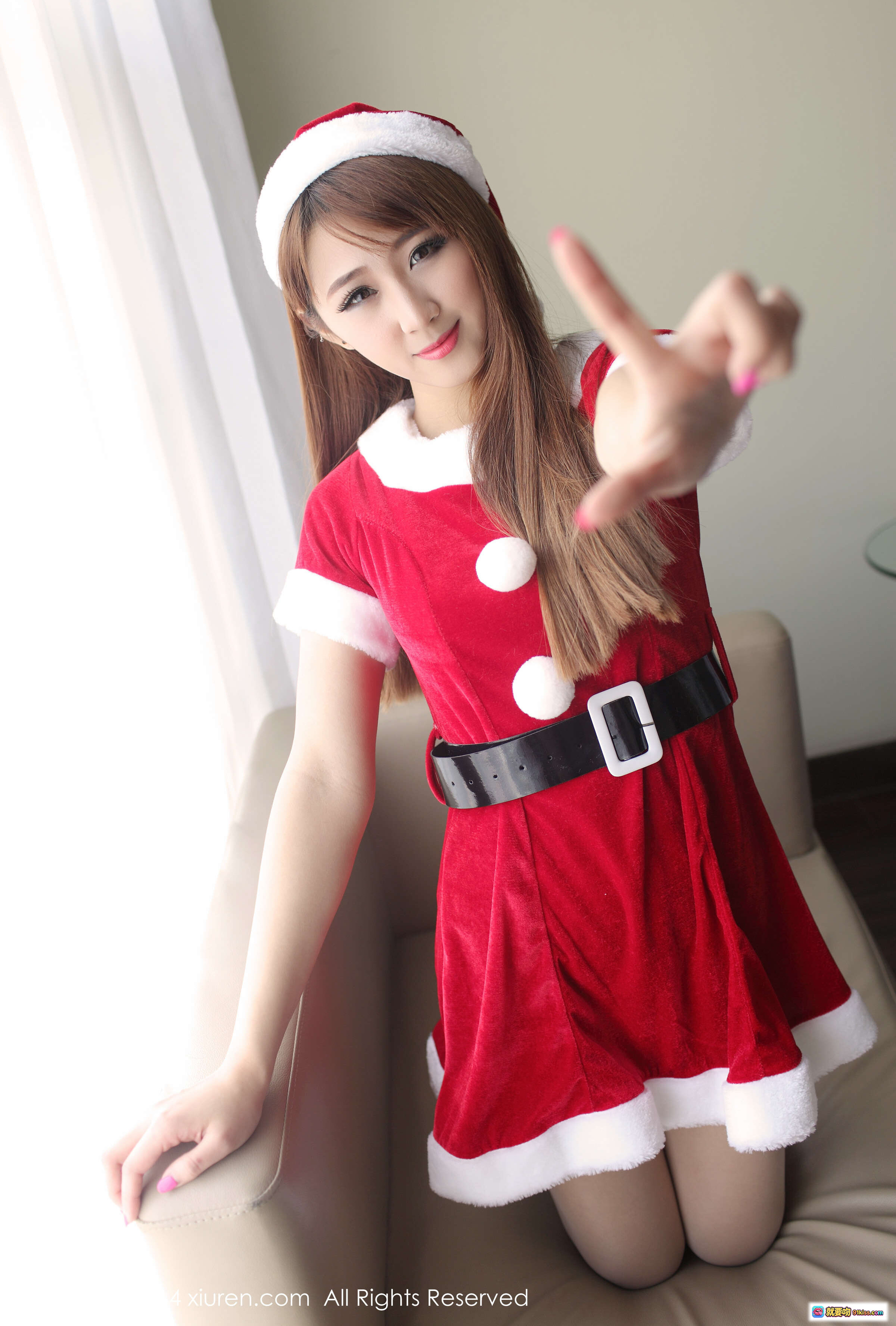图片[3] - 区静瑶圣诞写真：红裙白边+毛绒手套+圣诞帽+长发甜美+床上姿势+室内浴室背景+秀人网2014精选 - 就要吻