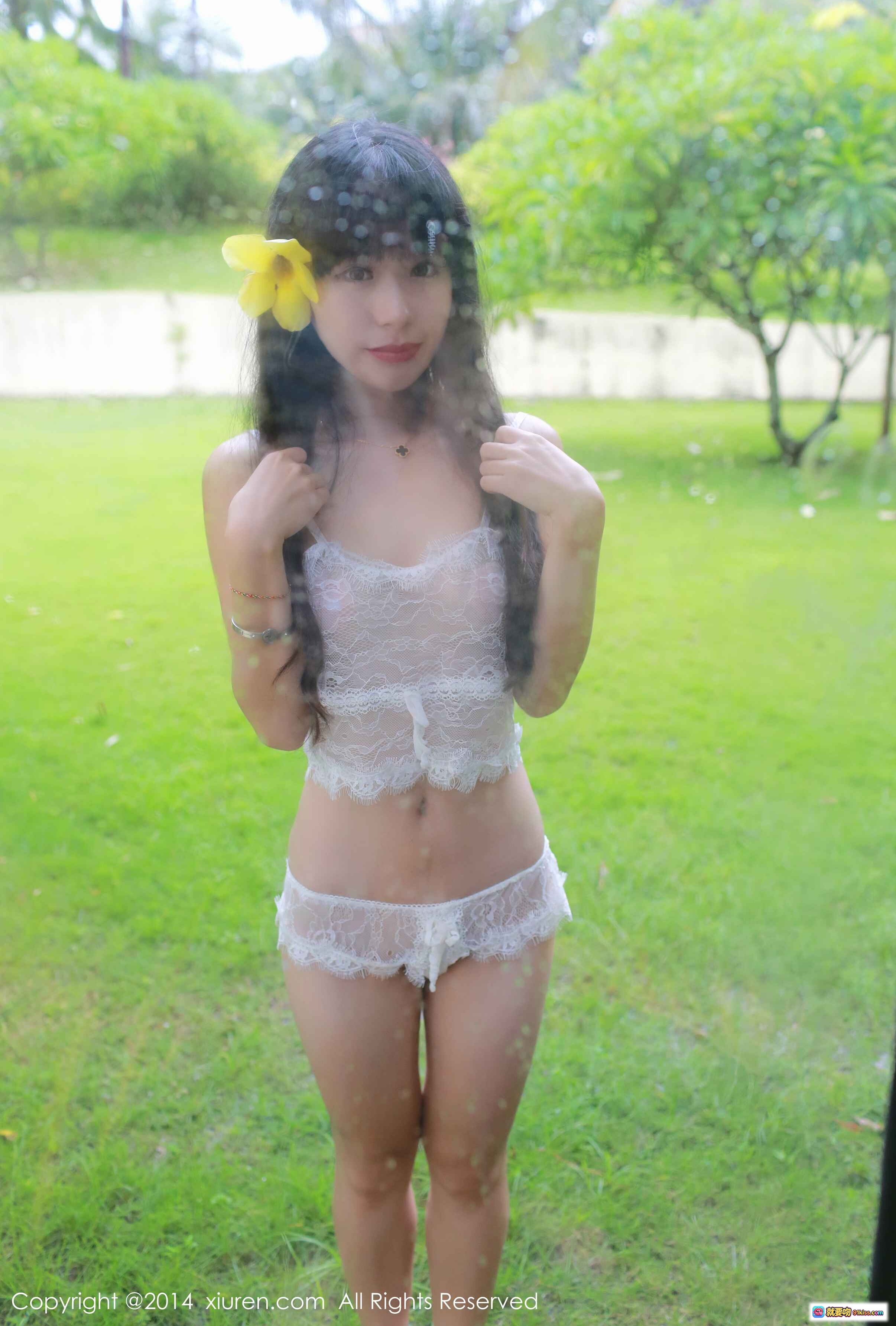 图片[1] - 刘雪妮Verna白色蕾丝内衣写真 | 绿草地户外清新少女风 | 秀人网2014经典私房照 - 就要吻