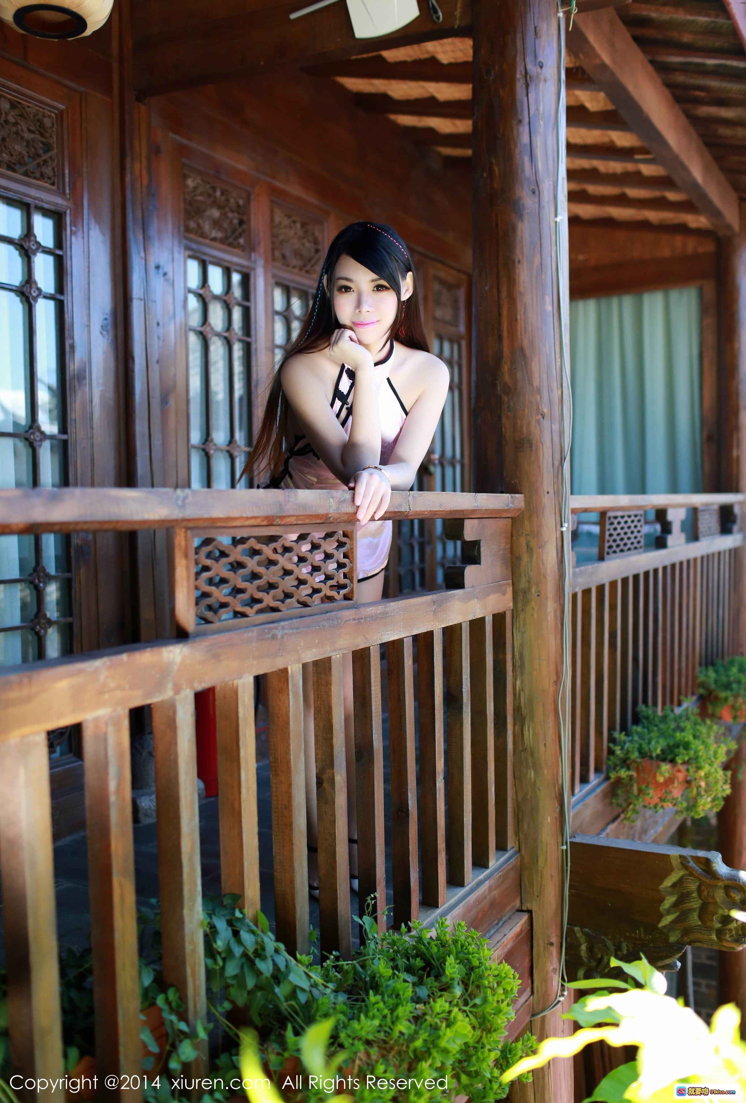 图片[3] - MARA醬粉色旗袍写真 | 丝滑质感+黑色盘扣设计 | 优雅坐姿+高跟美腿 | XIUREN秀人网2014经典私房摄影 - 就要吻