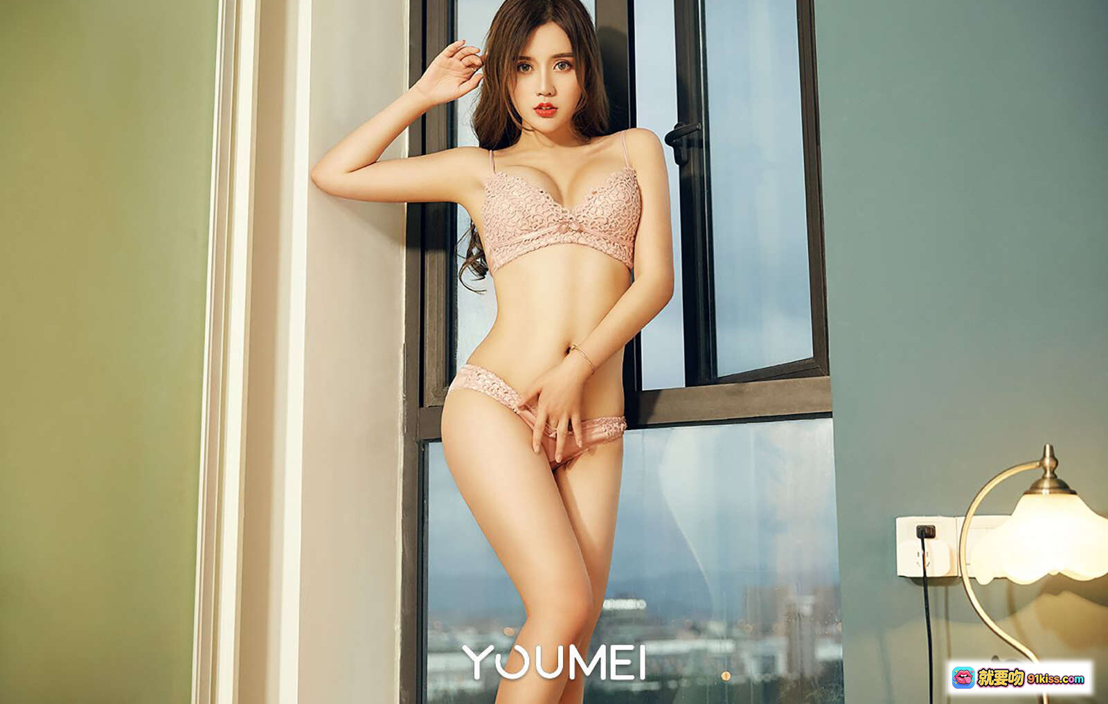 图片[5] - YouMei尤美2018.11.14 VOL.081 卓娅祺女神内衣秀 粉色蕾丝美胸性感写真 室内窗边床头柜优雅坐姿私房摄影 - 就要吻
