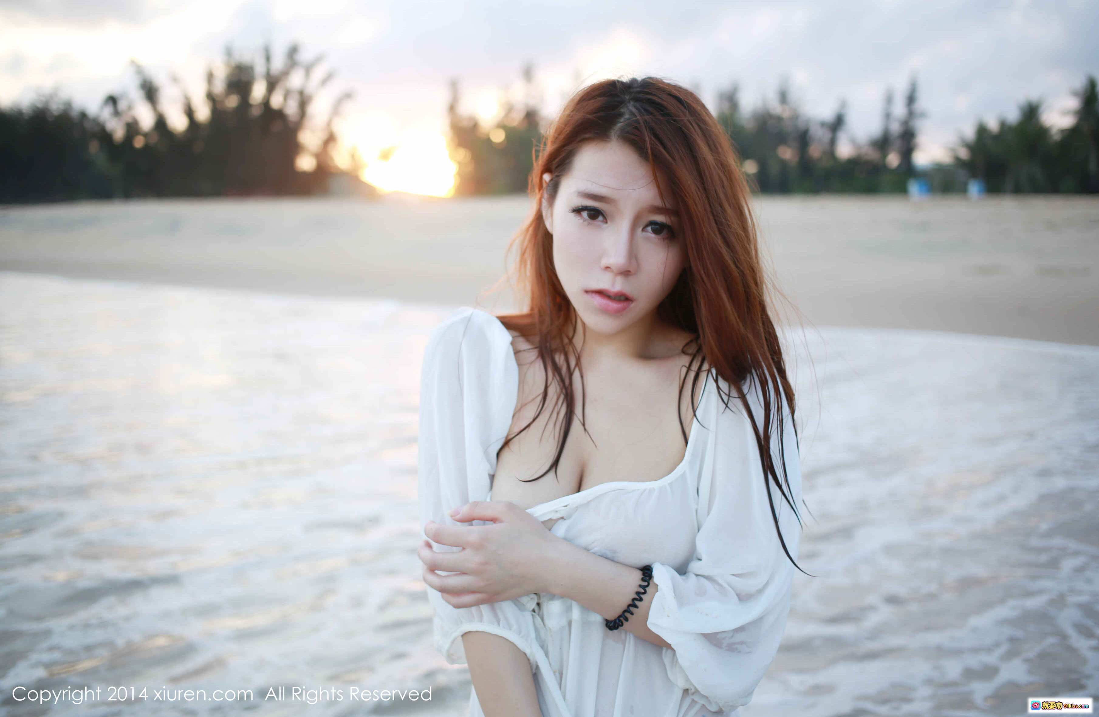 图片[8] - 嘉宝贝儿海边写真 | 白色透视上衣性感私房照 | XIUREN秀人网2014年6月27日No.165 | 沙滩海浪自然光柔美风格 - 就要吻