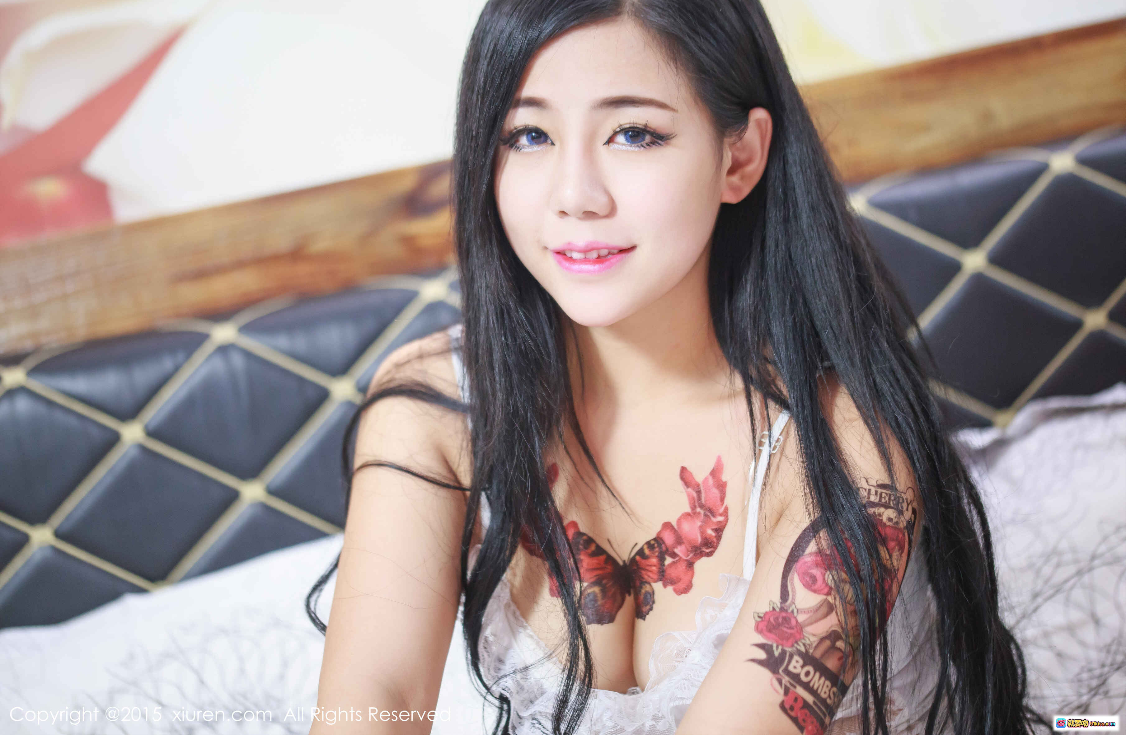 图片[5] - 黑发美女性感写真 | 花纹纹身点缀 | 黑色蕾丝内衣 | 优雅坐姿私房照 | XIUREN秀人网2015精选 - 就要吻