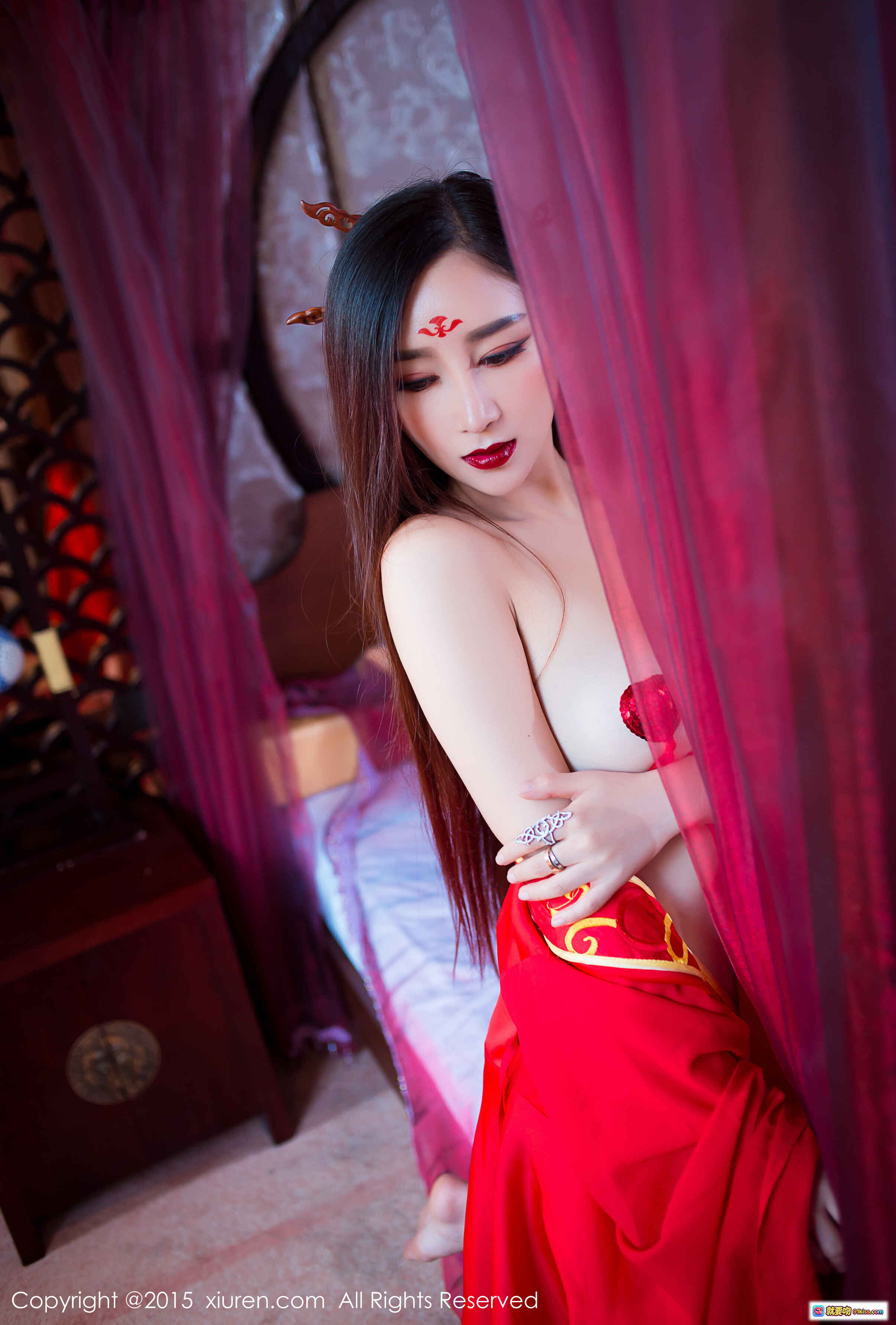 图片[10] - 邹晶晶红衣古风写真｜秀人网No.382｜龙角妆容｜性感露肩｜红色刺绣服饰｜2015经典摄影 - 就要吻