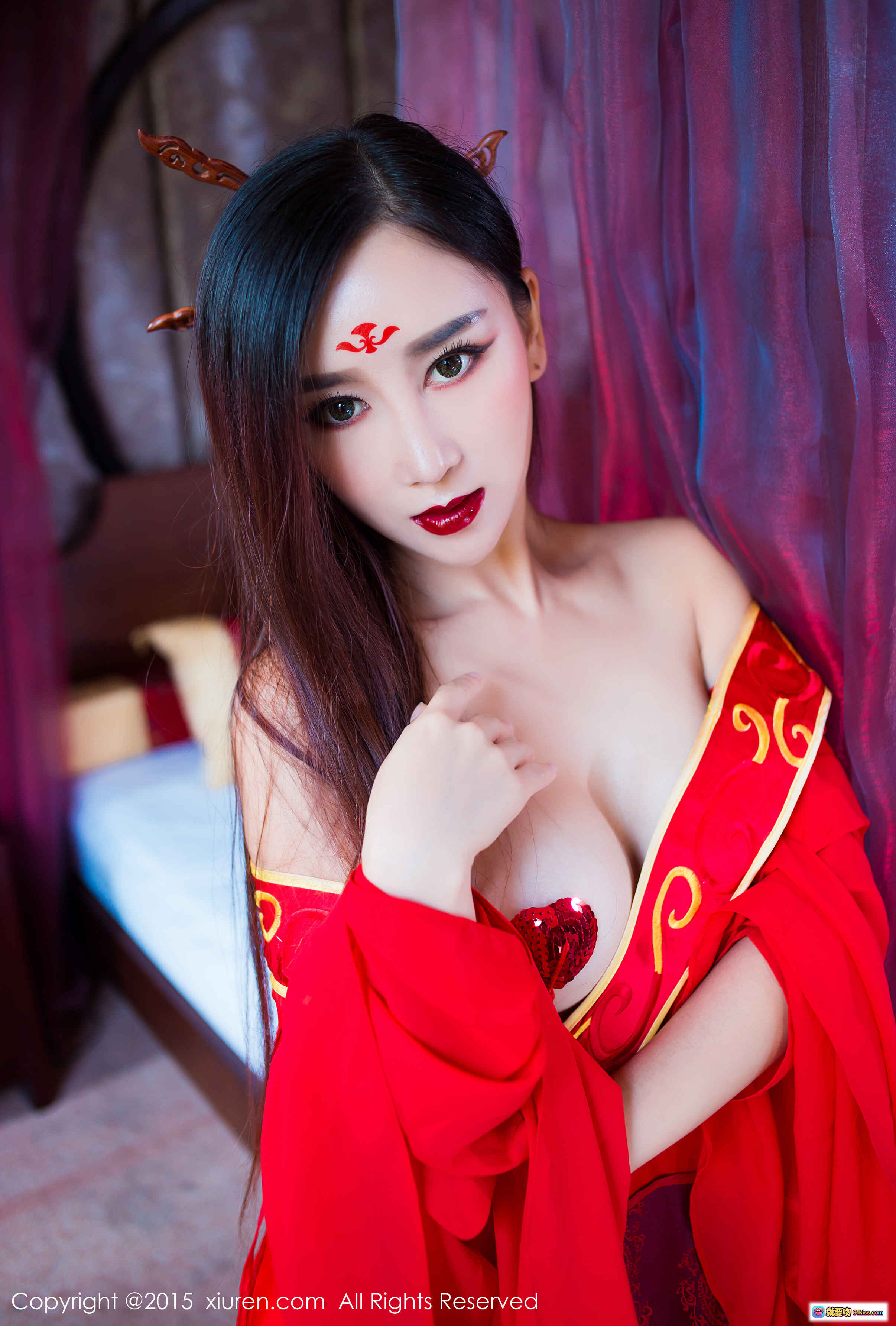 图片[1] - 邹晶晶红衣古风写真｜秀人网No.382｜龙角妆容｜性感露肩｜红色刺绣服饰｜2015经典摄影 - 就要吻