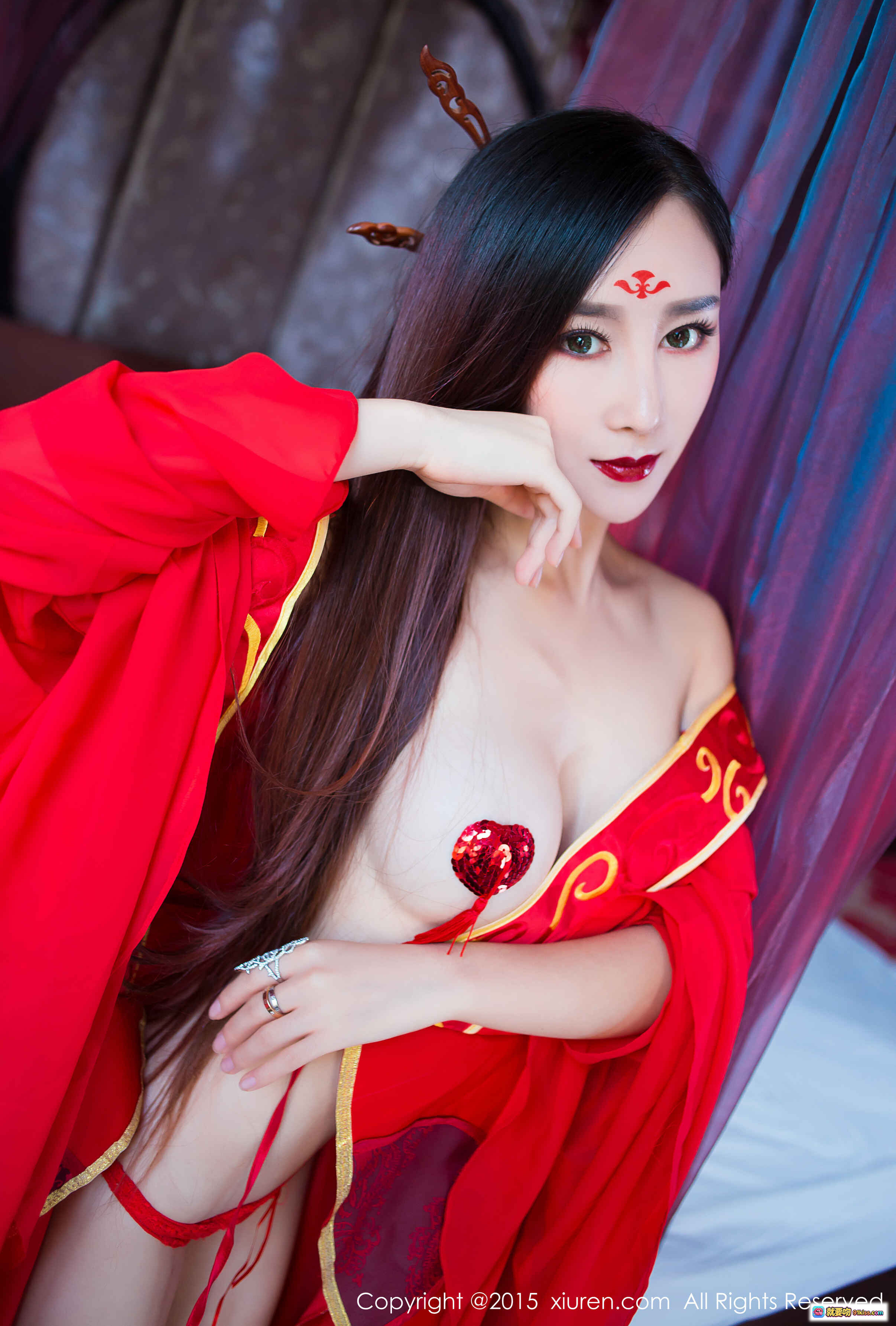 图片[8] - 邹晶晶红衣古风写真｜秀人网No.382｜龙角妆容｜性感露肩｜红色刺绣服饰｜2015经典摄影 - 就要吻