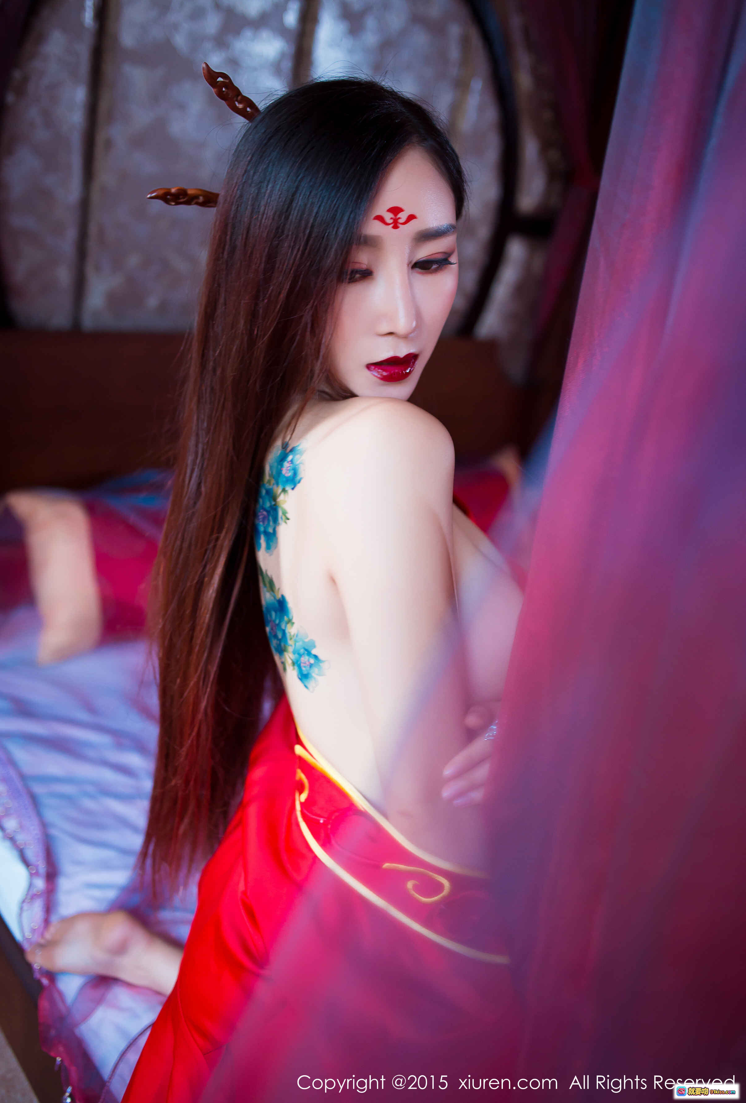 图片[7] - 邹晶晶红衣古风写真｜秀人网No.382｜龙角妆容｜性感露肩｜红色刺绣服饰｜2015经典摄影 - 就要吻