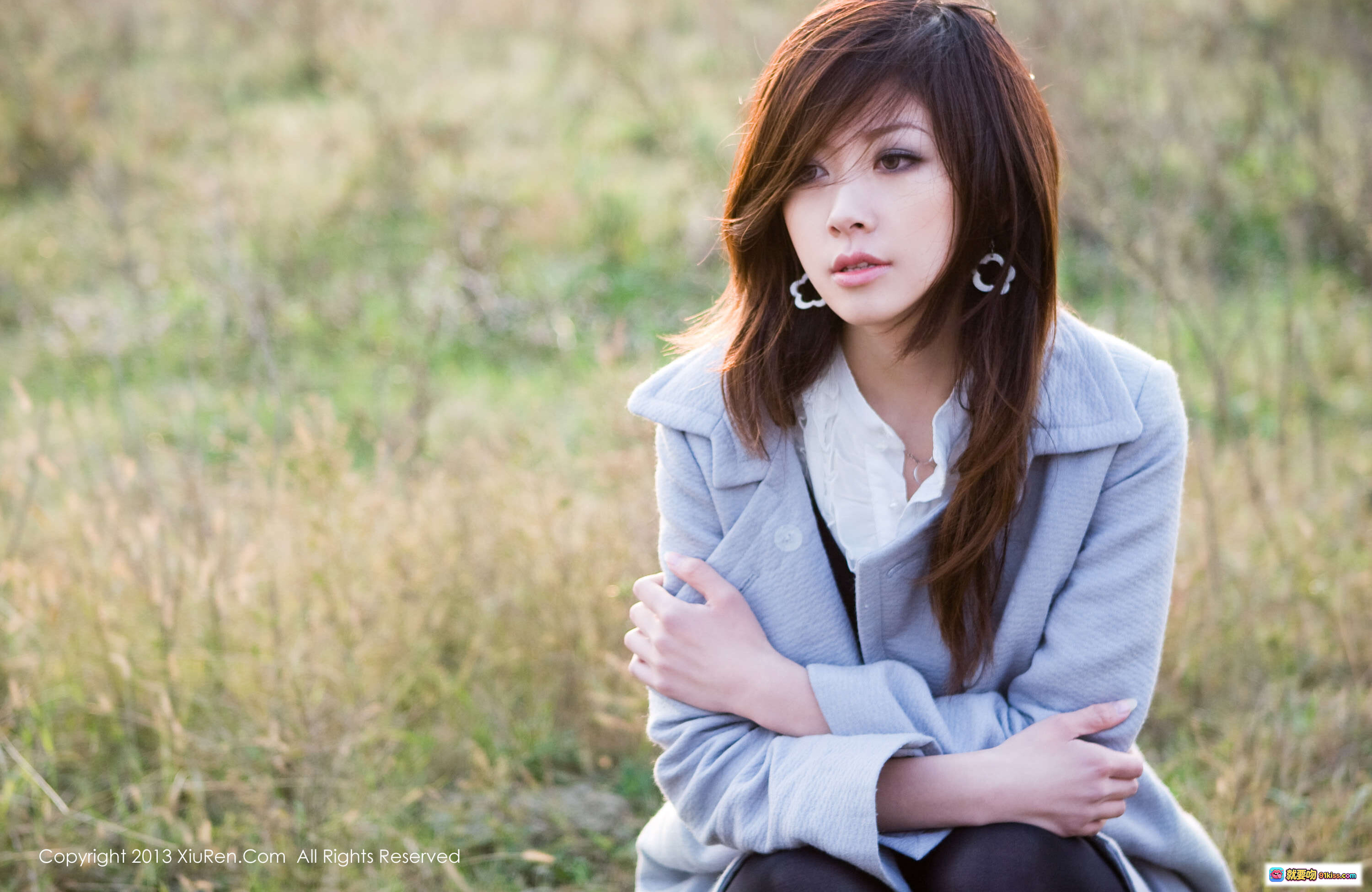 图片[1] - XIUREN秀人网2013.09.24 NO.0016加菲合集50P户外写真 灰色大衣白衬衫长发美女自然光草地人像摄影 - 就要吻