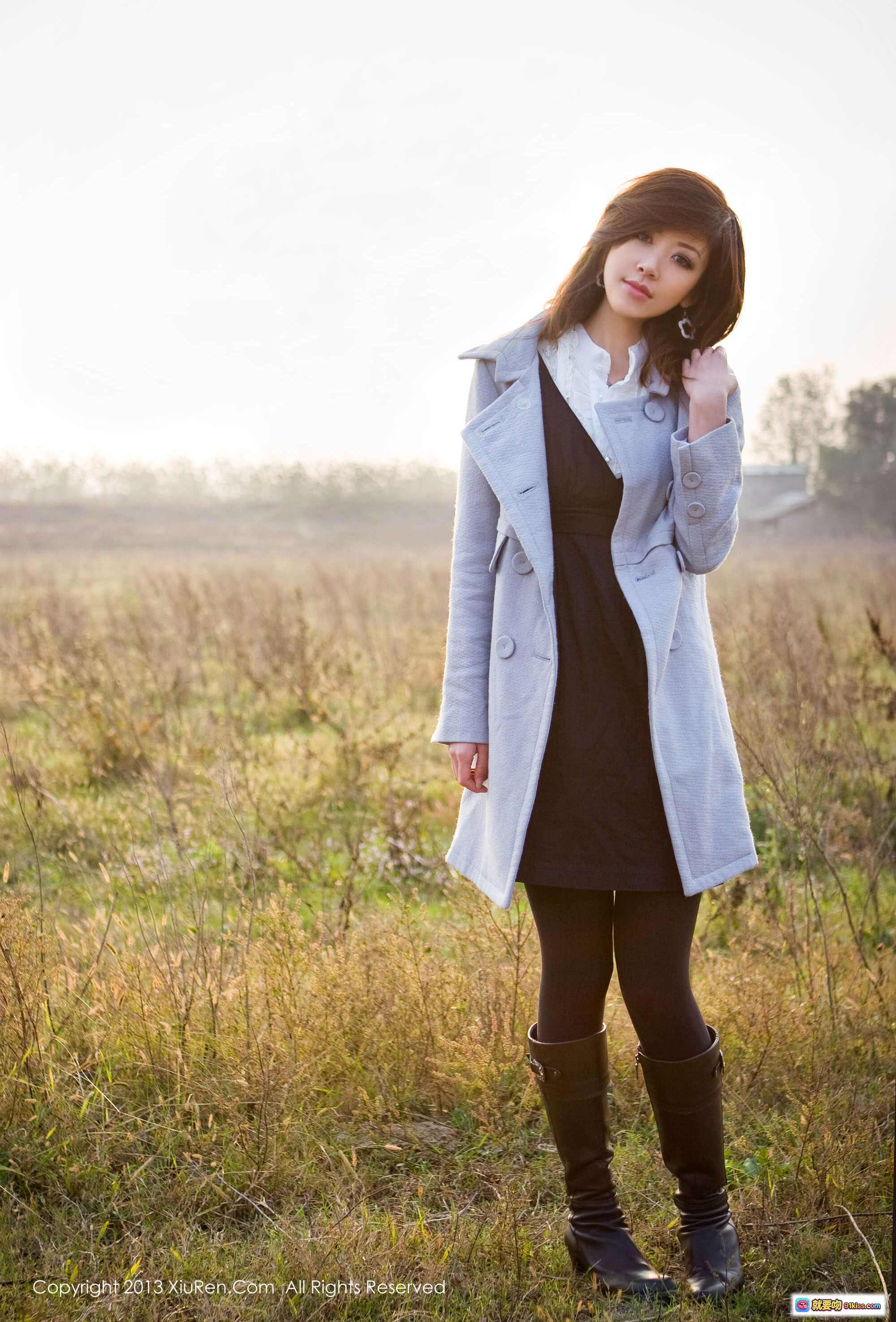 图片[7] - XIUREN秀人网2013.09.24 NO.0016加菲合集50P户外写真 灰色大衣白衬衫长发美女自然光草地人像摄影 - 就要吻