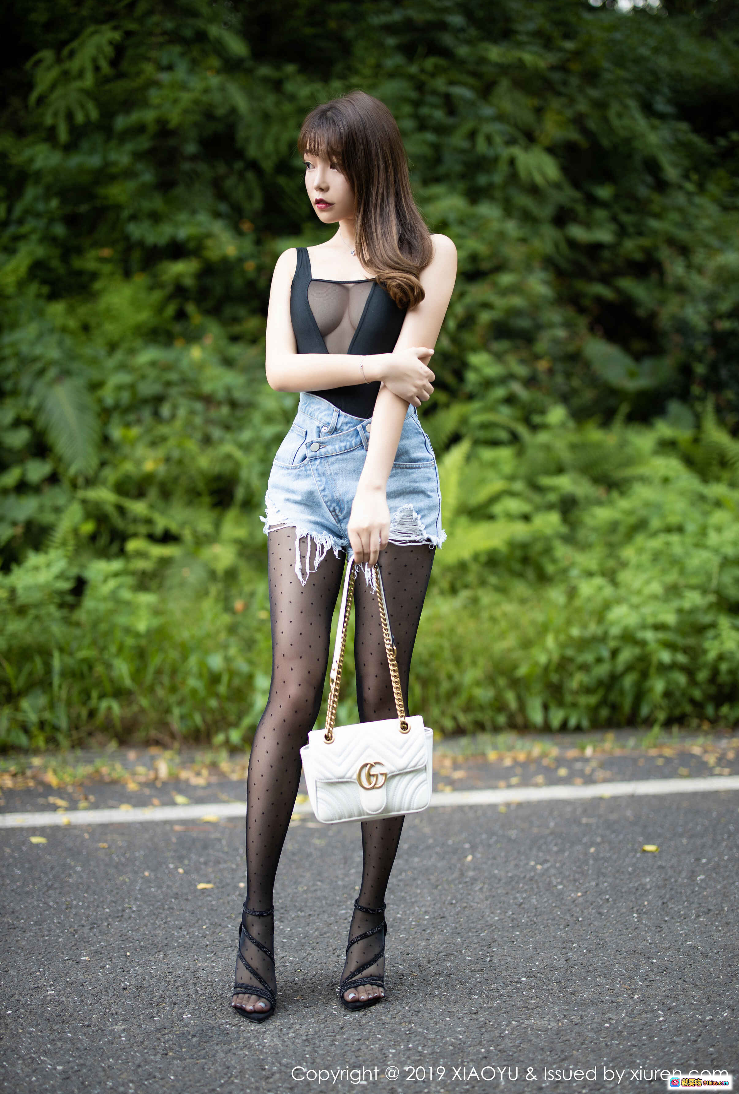 图片[8] - 芝芝Booty性感黑丝高跟街拍写真 – 牛仔短裤波点丝袜白包时尚造型 - 就要吻