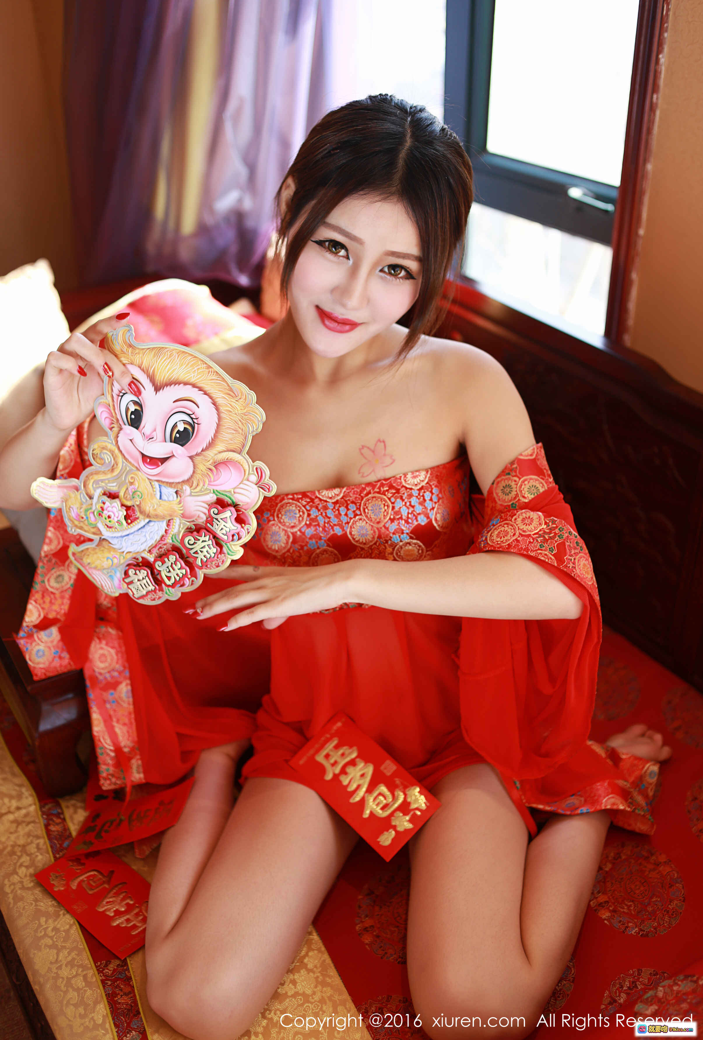图片[1] - 王乔恩Abby红色旗袍写真，手持猴年福字装饰，新年主题性感私房照，秀人网2016精选美图 - 就要吻