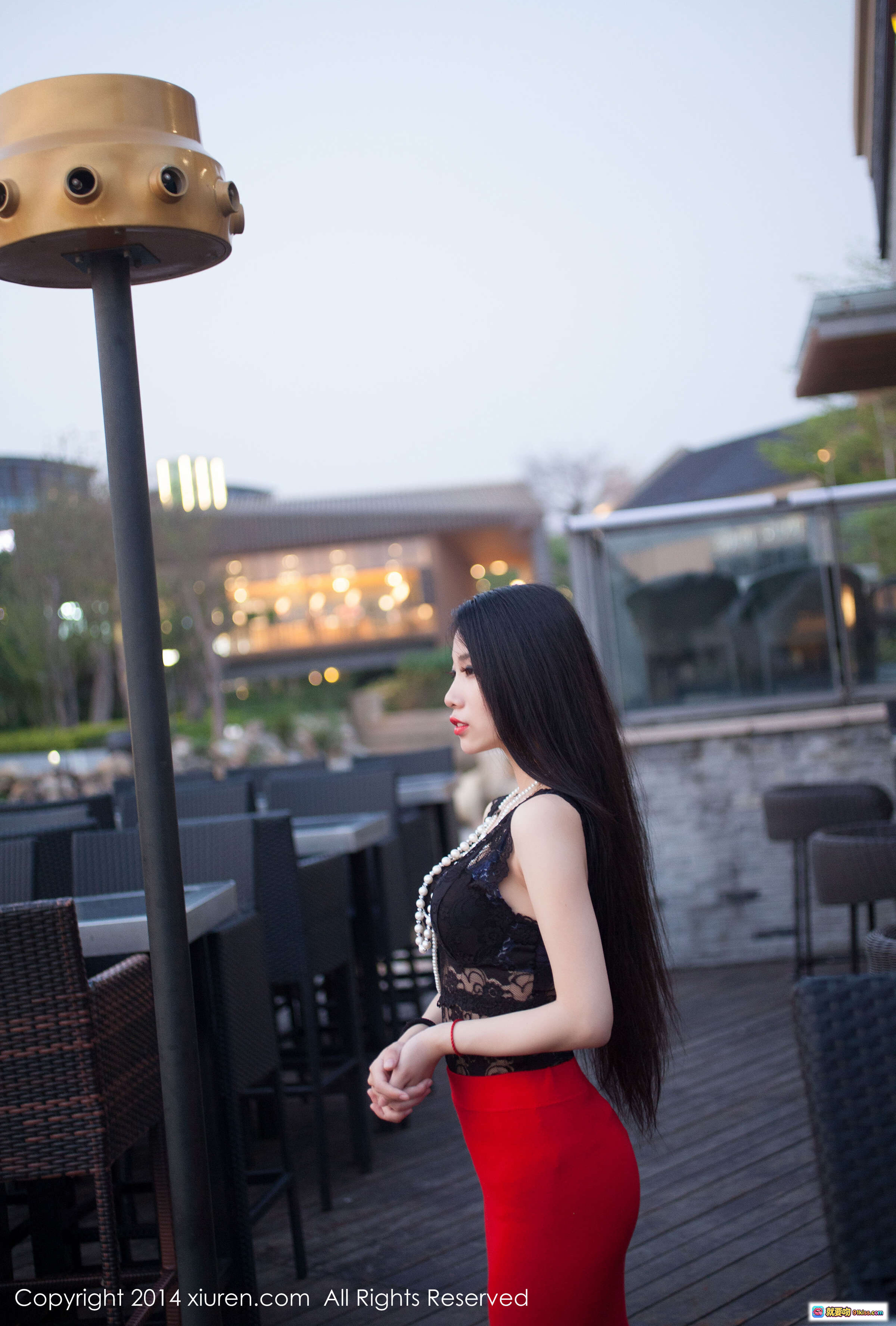 图片[1] - 战姝羽Zina优雅侧颜写真 | 黑蕾丝红裙时尚造型 | 户外露台黄昏氛围 | XIUREN秀人网2014经典人像摄影 - 就要吻