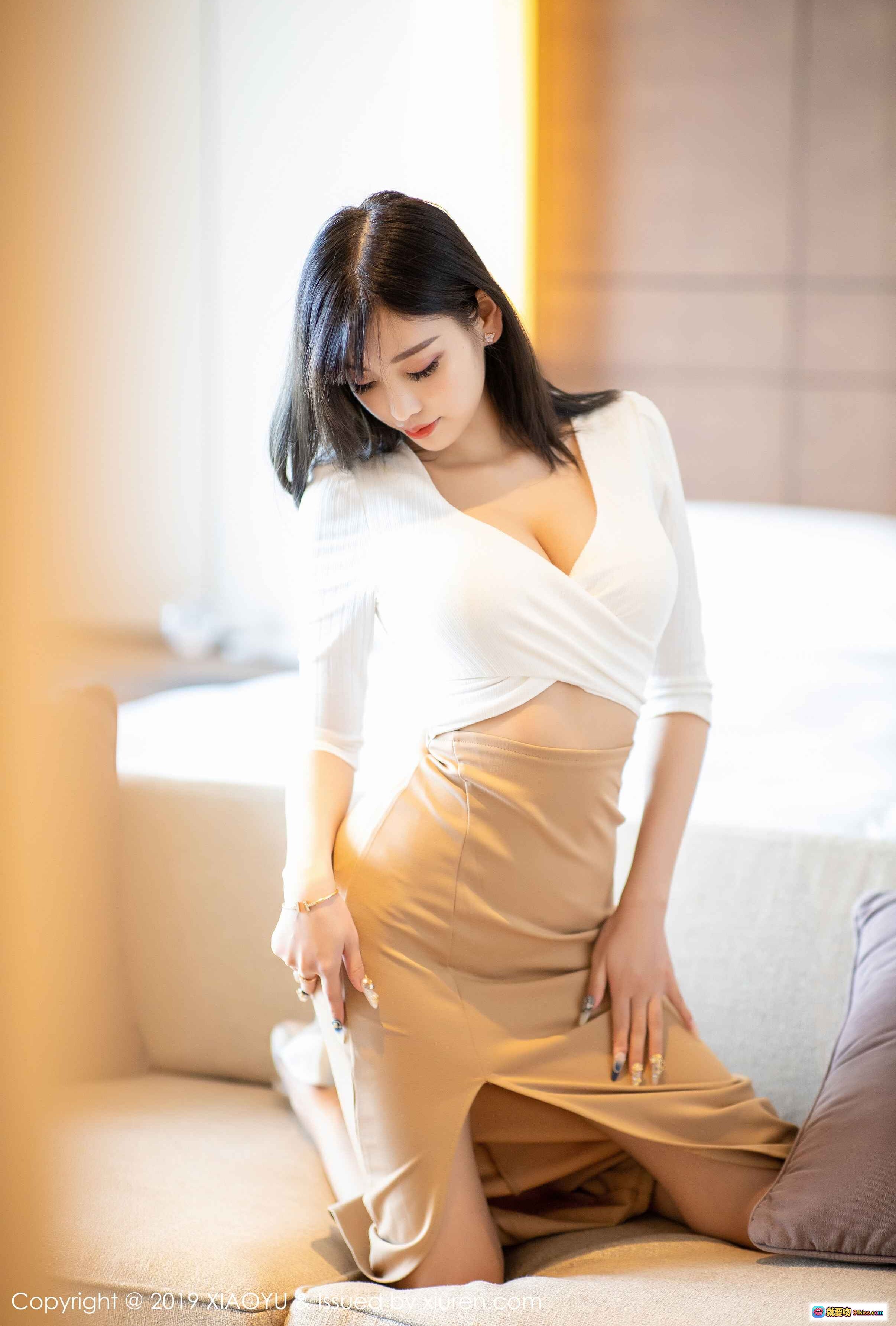 图片[9] - 杨晨晨sugar优雅白裙高开叉美腿写真 | XIAOYU语画界2019 VOL.219室内床边性感姿态摄影 - 就要吻