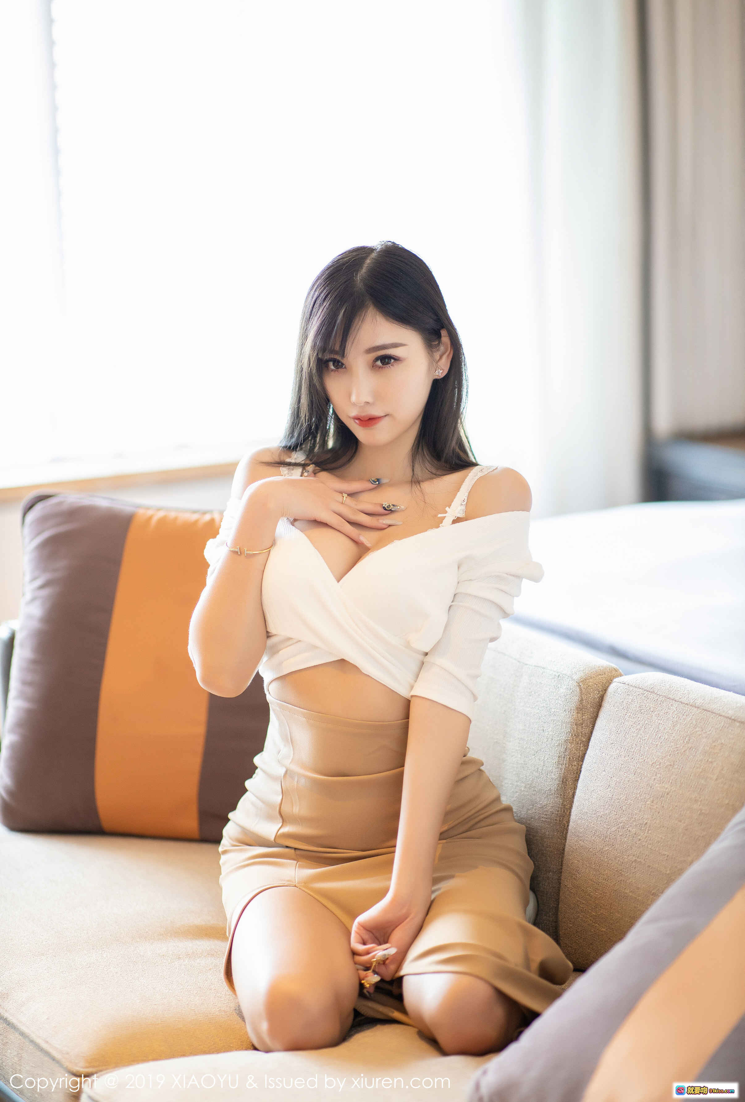 图片[10] - 杨晨晨sugar优雅白裙高开叉美腿写真 | XIAOYU语画界2019 VOL.219室内床边性感姿态摄影 - 就要吻