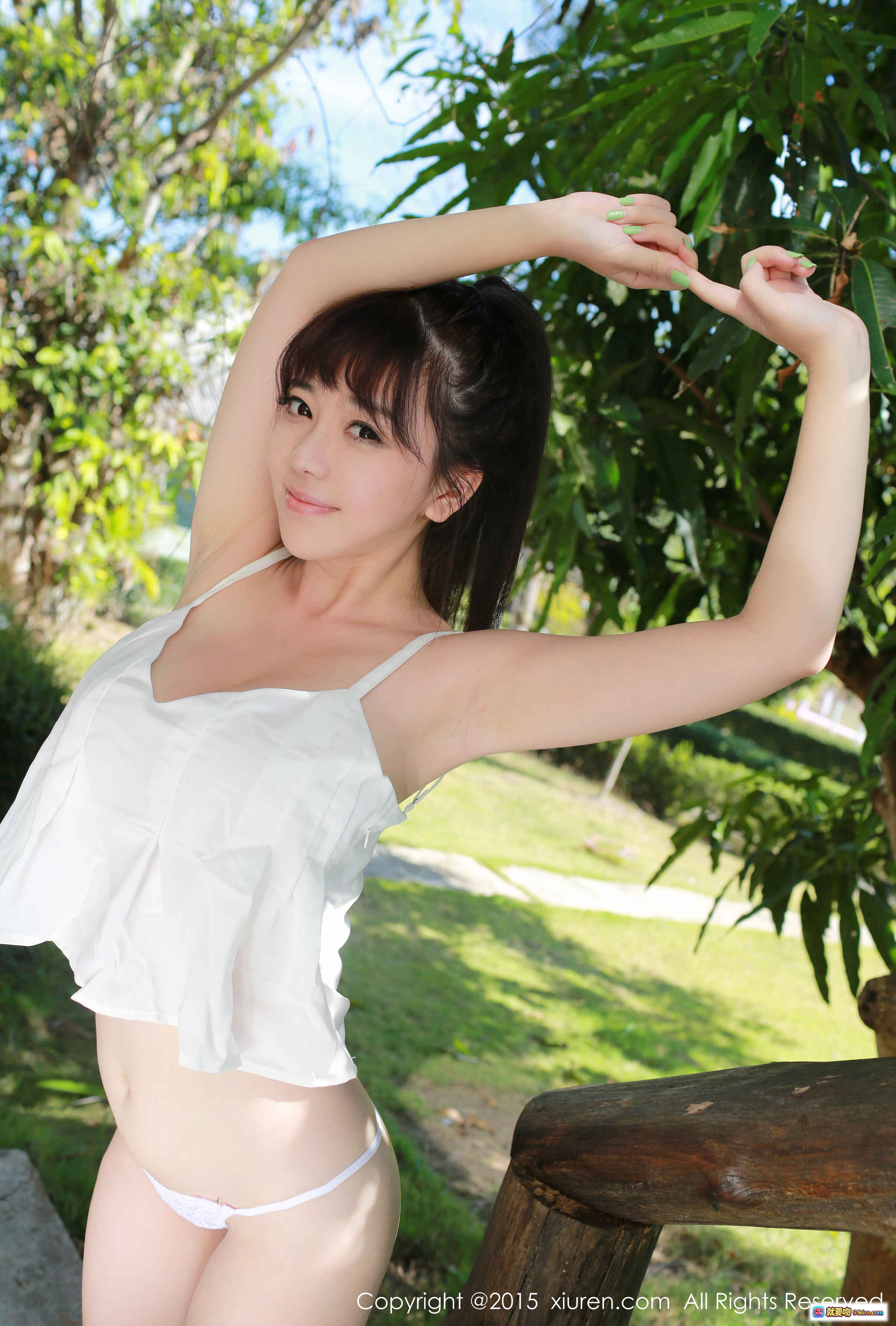 图片[2] - 刘飞儿Faye清新写真 | 木桥坐姿甜美微笑 | 浅蓝吊带蕾丝内衣 | 秀人网2015经典私房照 - 就要吻