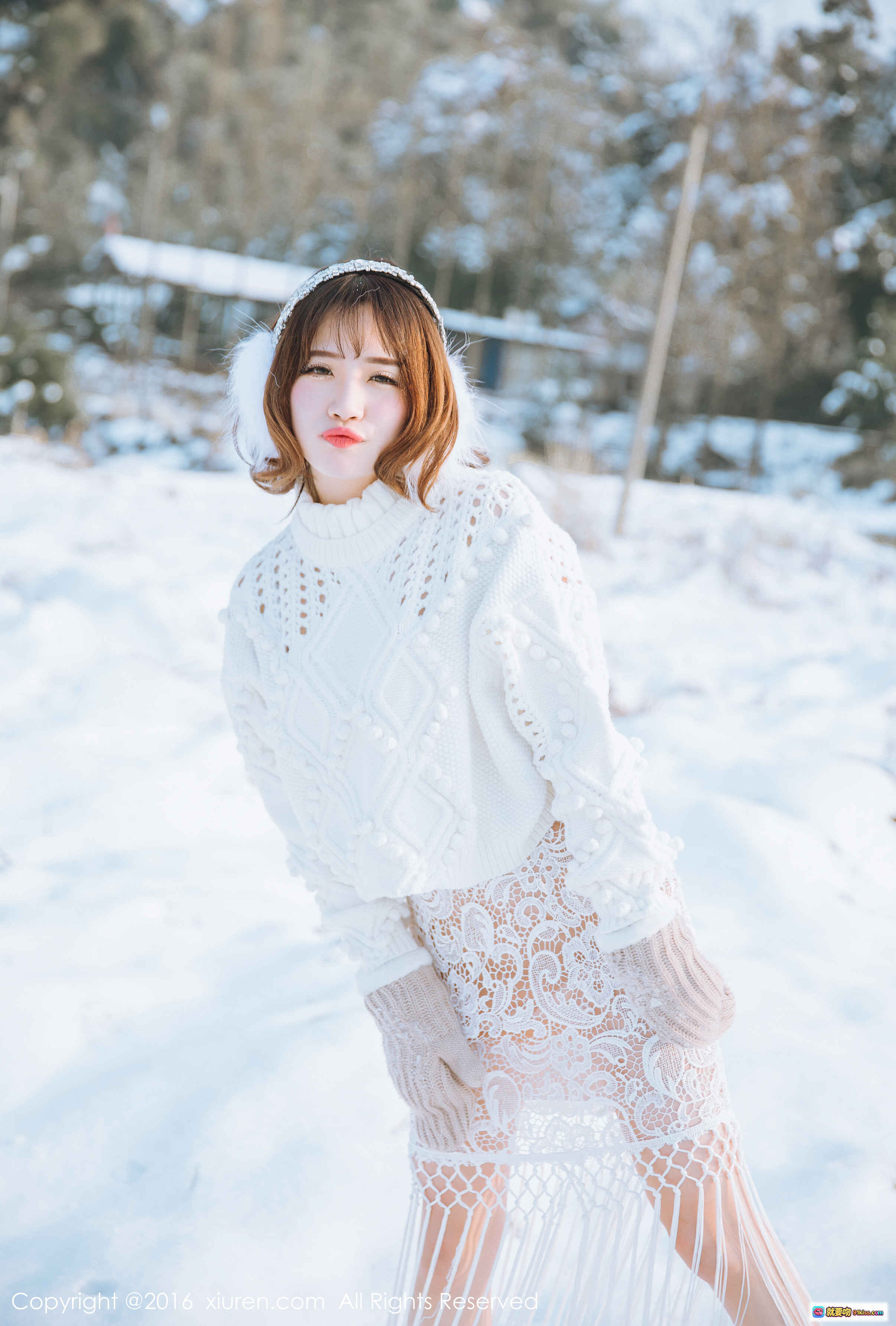图片[1] - 雪地白裙少女写真｜蕾丝镂空毛衣+毛绒耳罩｜冬季户外唯美摄影｜徐cake清新风格 - 就要吻
