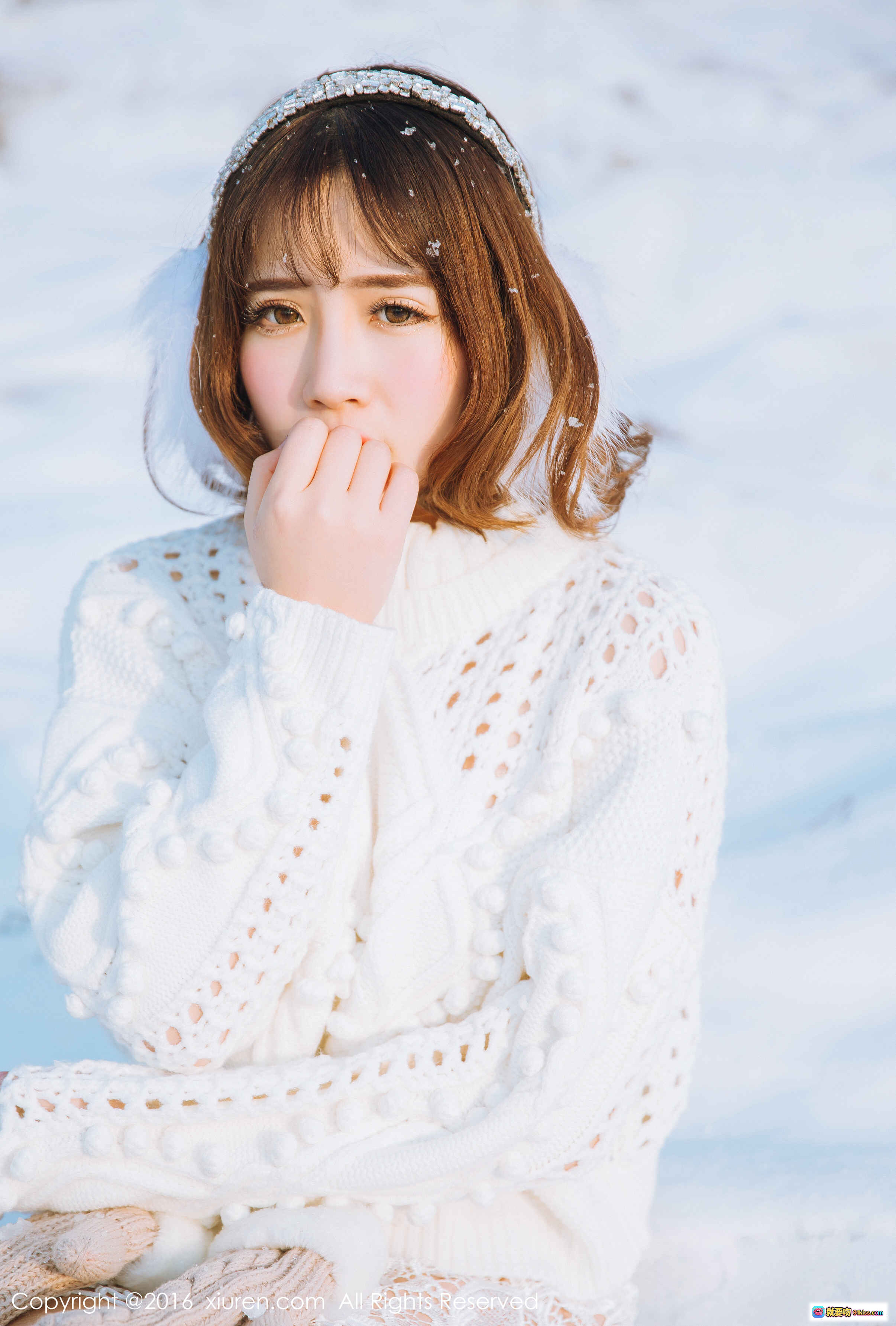 图片[9] - 雪地白裙少女写真｜蕾丝镂空毛衣+毛绒耳罩｜冬季户外唯美摄影｜徐cake清新风格 - 就要吻