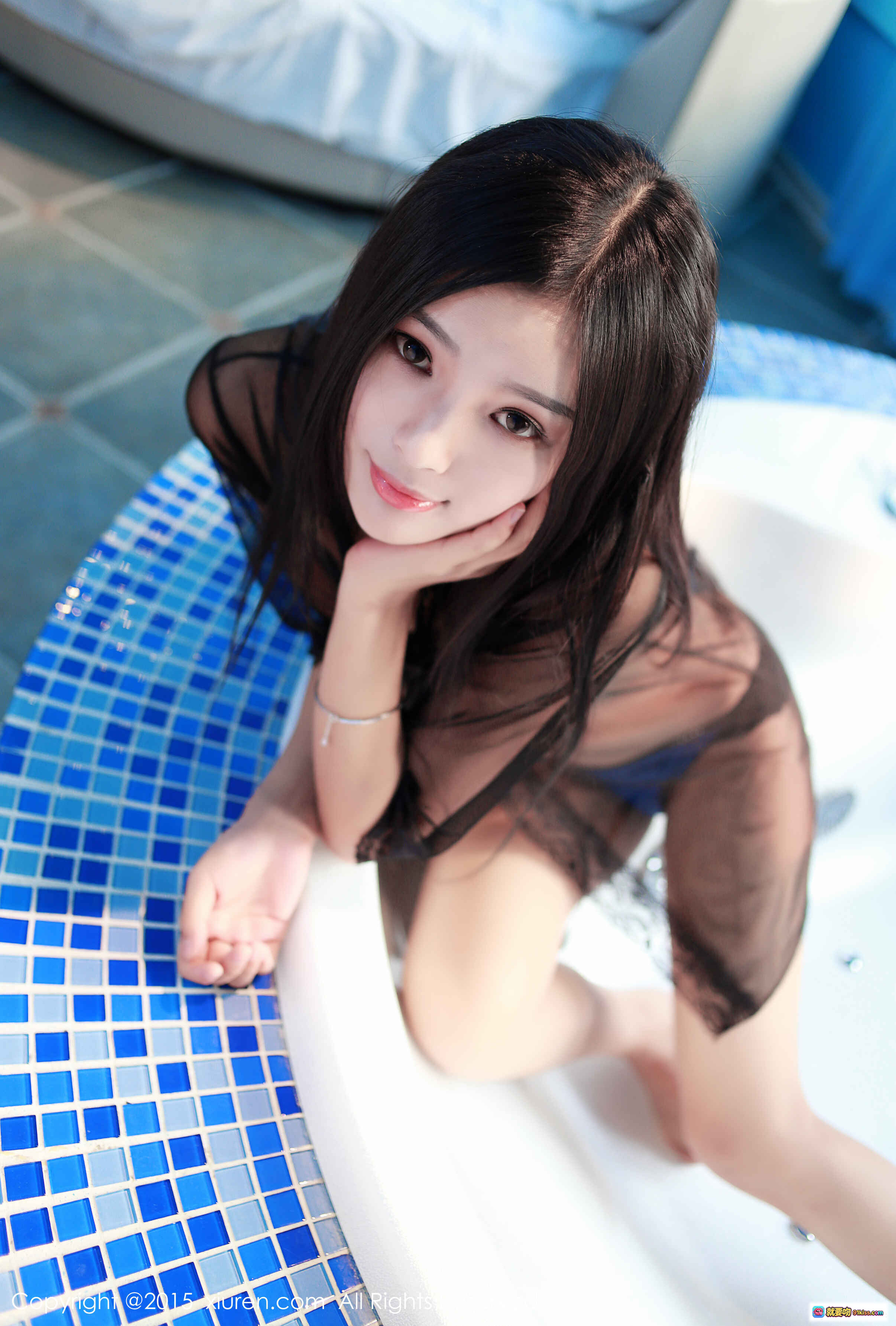 图片[2] - 李雨昕性感写真｜黑色比基尼+猫耳发饰｜白色藤编吊椅｜蓝色背景｜秀人网2015精选图集 - 就要吻