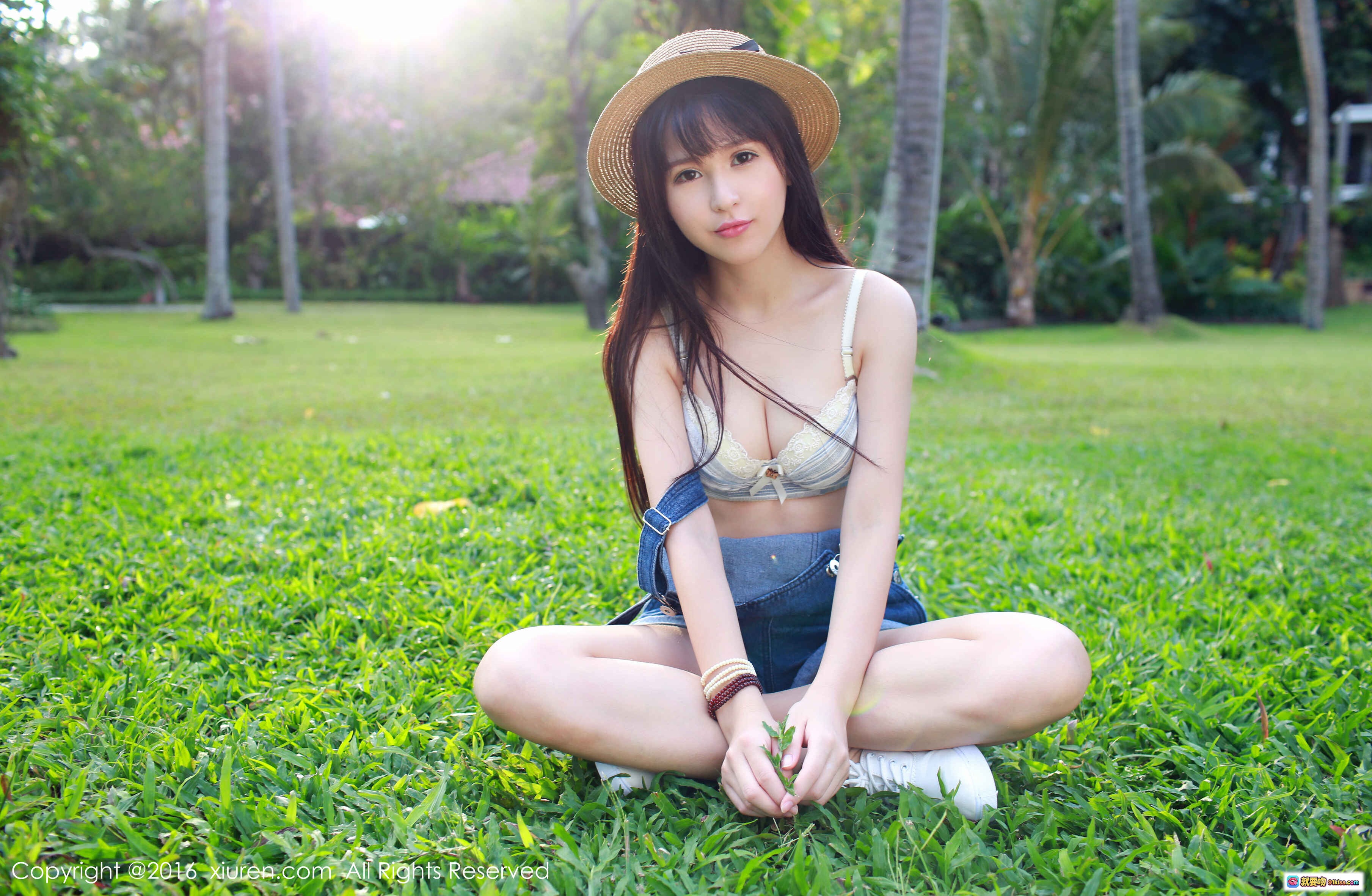 图片[1] - 唐雨辰草地上戴草帽穿比基尼上衣牛仔短裤盘腿坐拍写真 – XIUREN秀人网2016.01.23 NO.467 - 就要吻