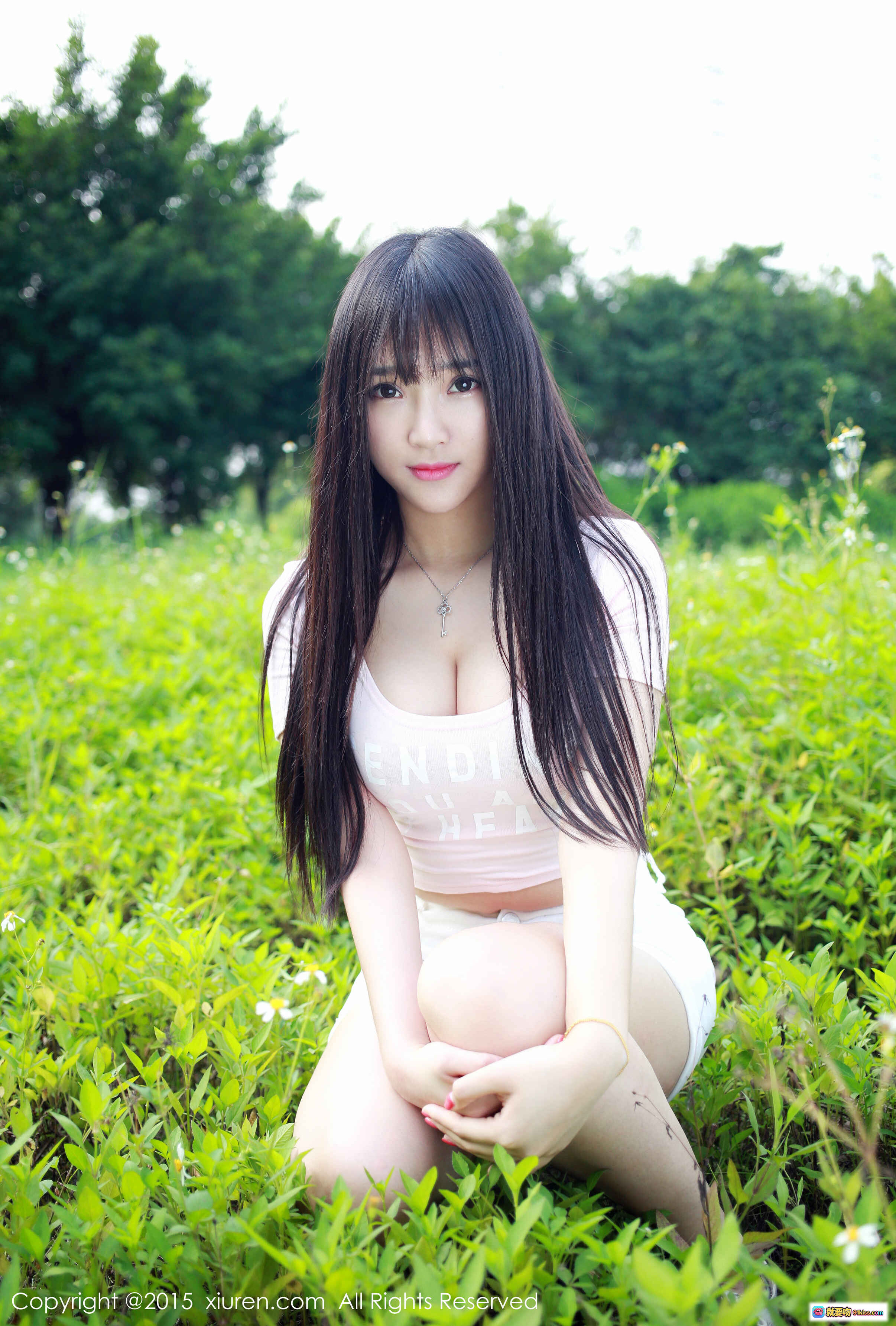 图片[4] - 夏瑶baby户外写真 | 粉色短款上衣+白色热裤 | 长发甜美性感 | 树荫下自然光拍摄 | XIUREN秀人网2015精选 - 就要吻