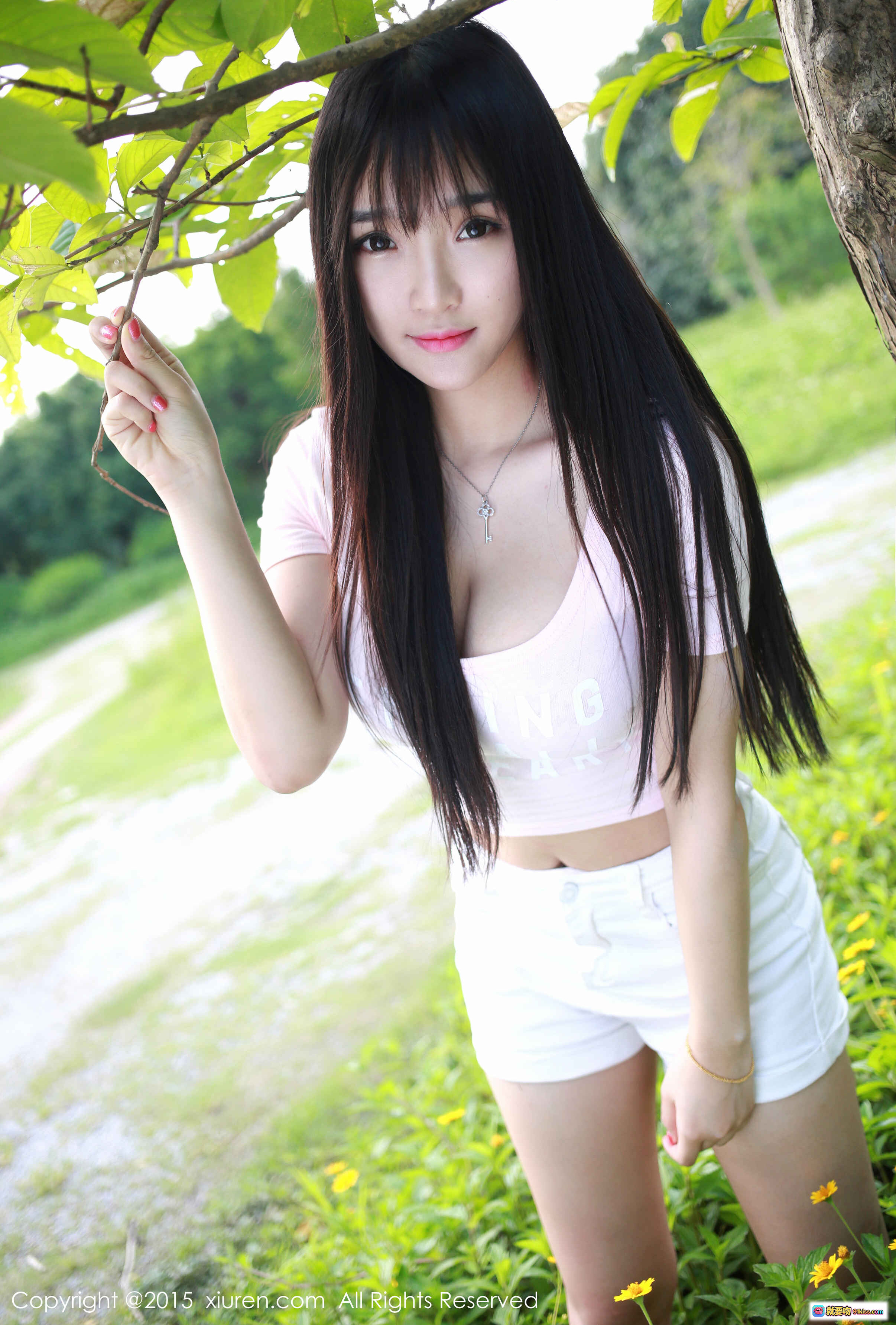 图片[5] - 夏瑶baby户外写真 | 粉色短款上衣+白色热裤 | 长发甜美性感 | 树荫下自然光拍摄 | XIUREN秀人网2015精选 - 就要吻