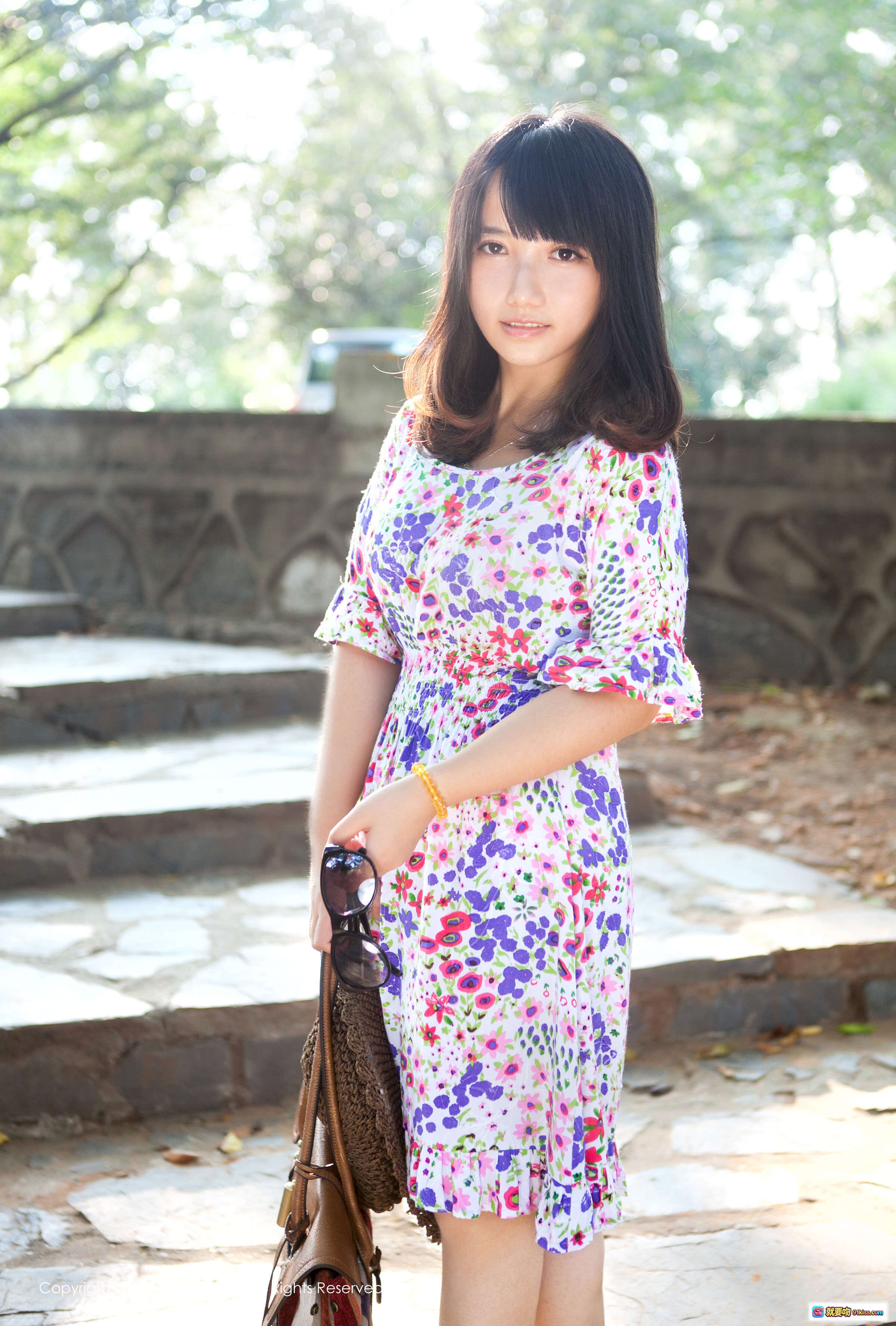 图片[1] - 默漠无荢身穿碎花连衣裙户外写真 | XIUREN秀人网2013.11.21 No.053清新自然风格女模特摄影图集 - 就要吻