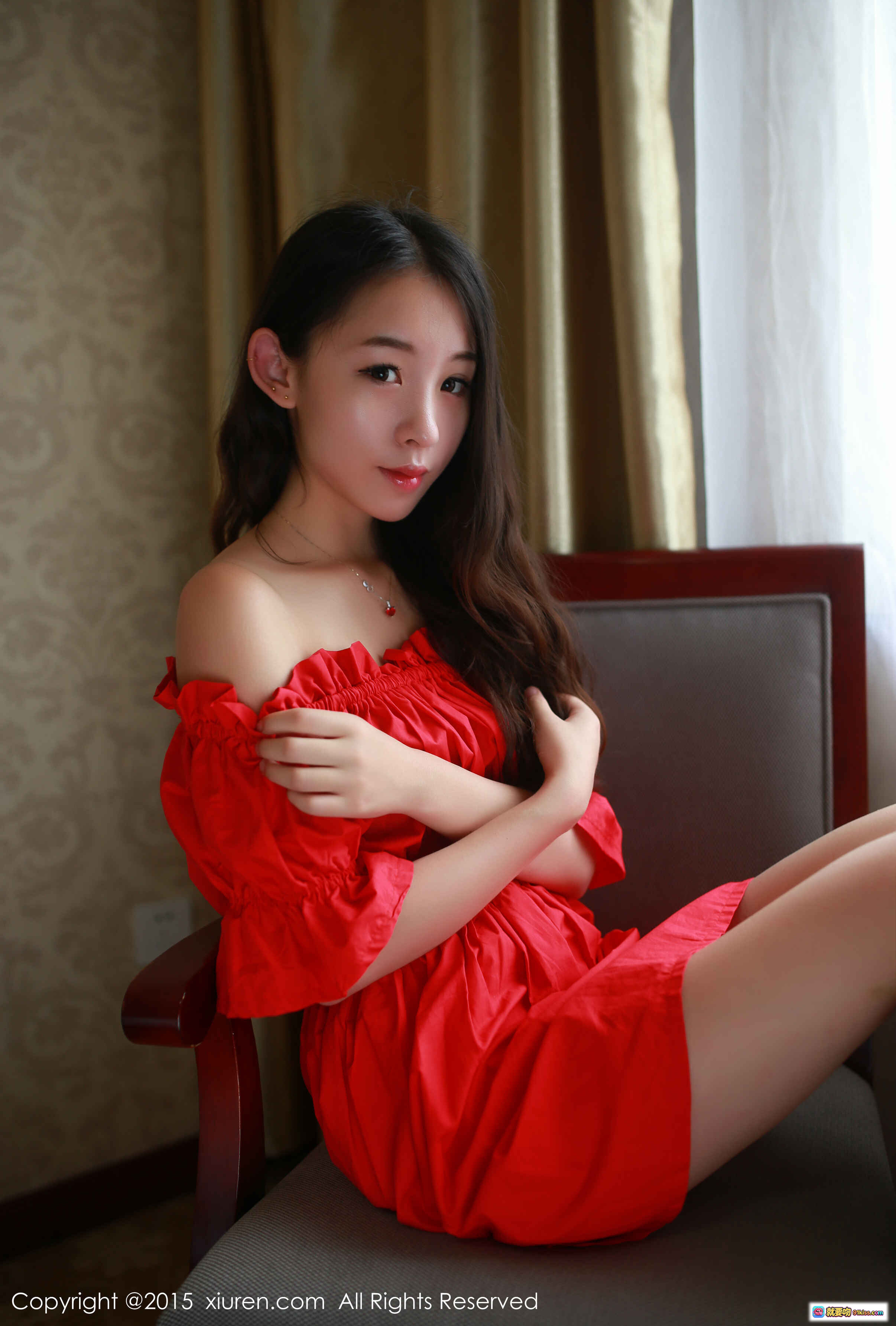 梓萱Crystal红裙写真 | 秀人网2015性感私房照 | 优雅坐姿美腿特写 | 高清室内人像摄影 - 就要吻