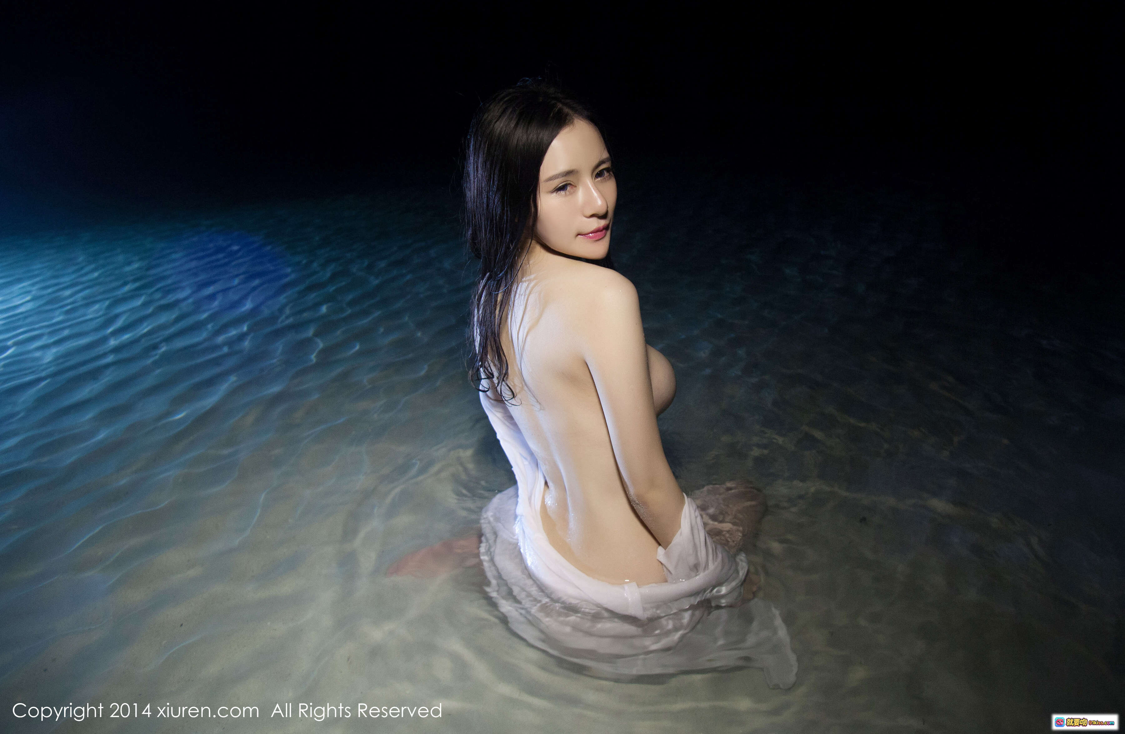 图片[2] - XIUREN秀人网2014.01.20 NO.088 Nancy小姿蓝白比基尼海边写真 花饰长发性感侧颜 白色栏杆背景清新自然 - 就要吻