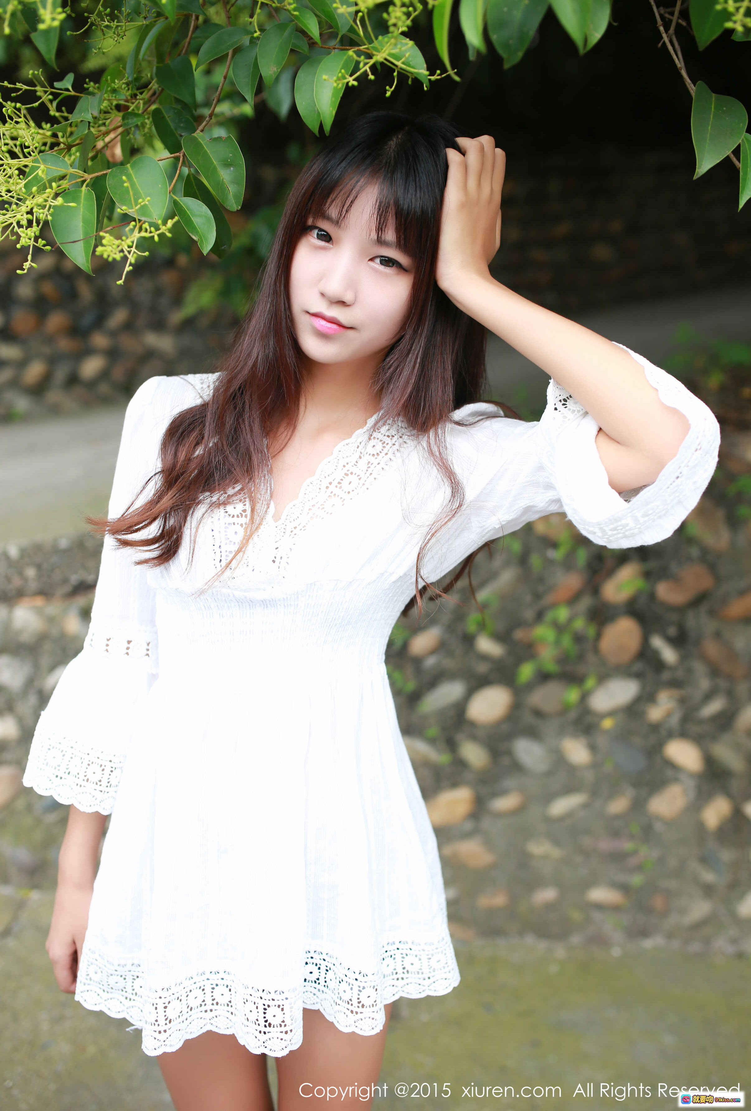 图片[1] - 徐畅白色蕾丝连衣裙户外写真 – 秀人网2015清新自然美女摄影 - 就要吻