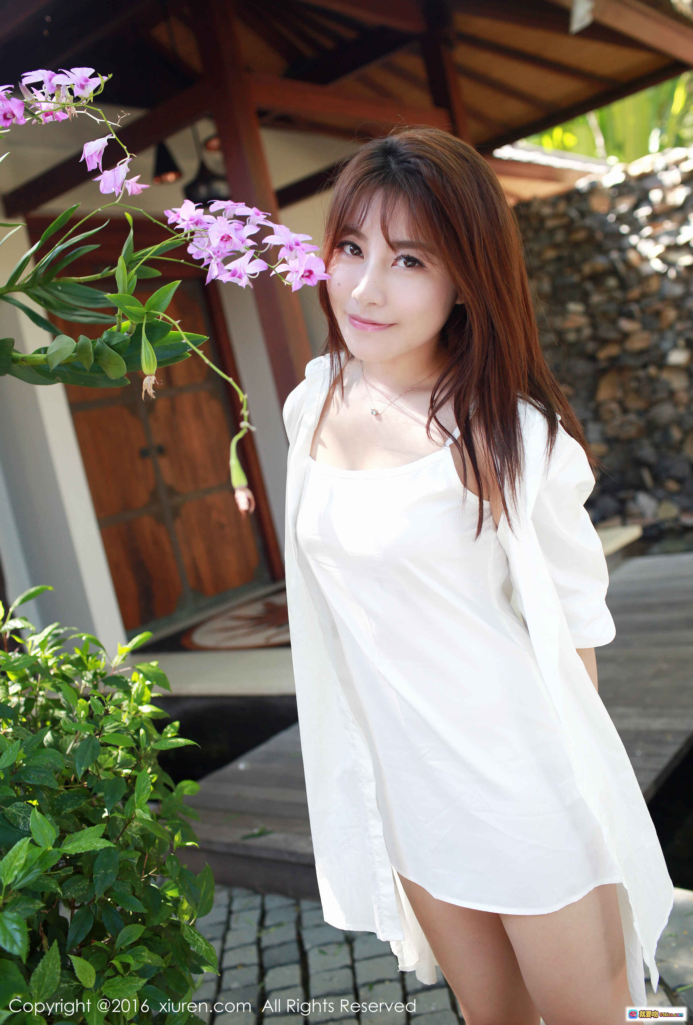 图片[4] - 许诺Sabrina白色连衣裙户外木栈道写真 清新自然阳光少女风 石墙背景温柔微笑 2016秀人网No.562高清美图 - 就要吻