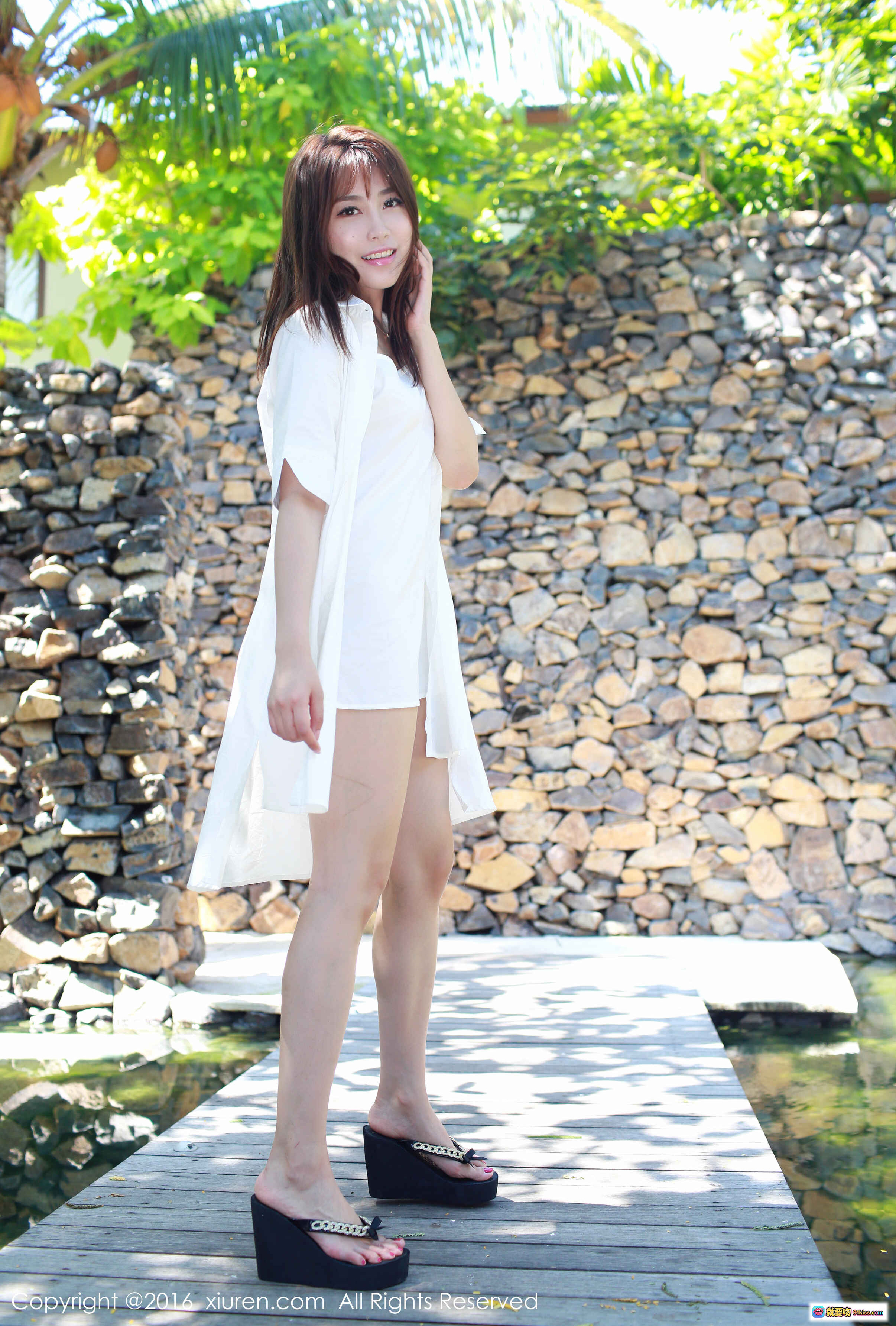 图片[3] - 许诺Sabrina白色连衣裙户外木栈道写真 清新自然阳光少女风 石墙背景温柔微笑 2016秀人网No.562高清美图 - 就要吻