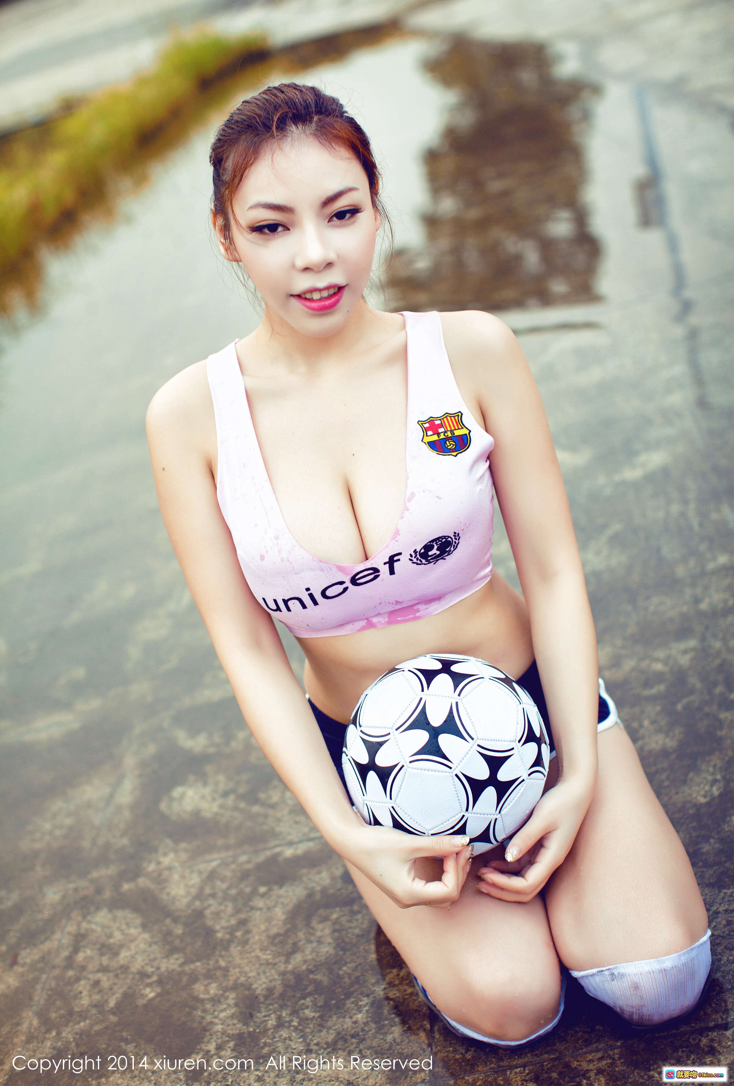 图片[5] - 巴西足球宝贝车尾箱写真_绿袜黄衣抱球性感模特_秀人网2014高清图集 - 就要吻