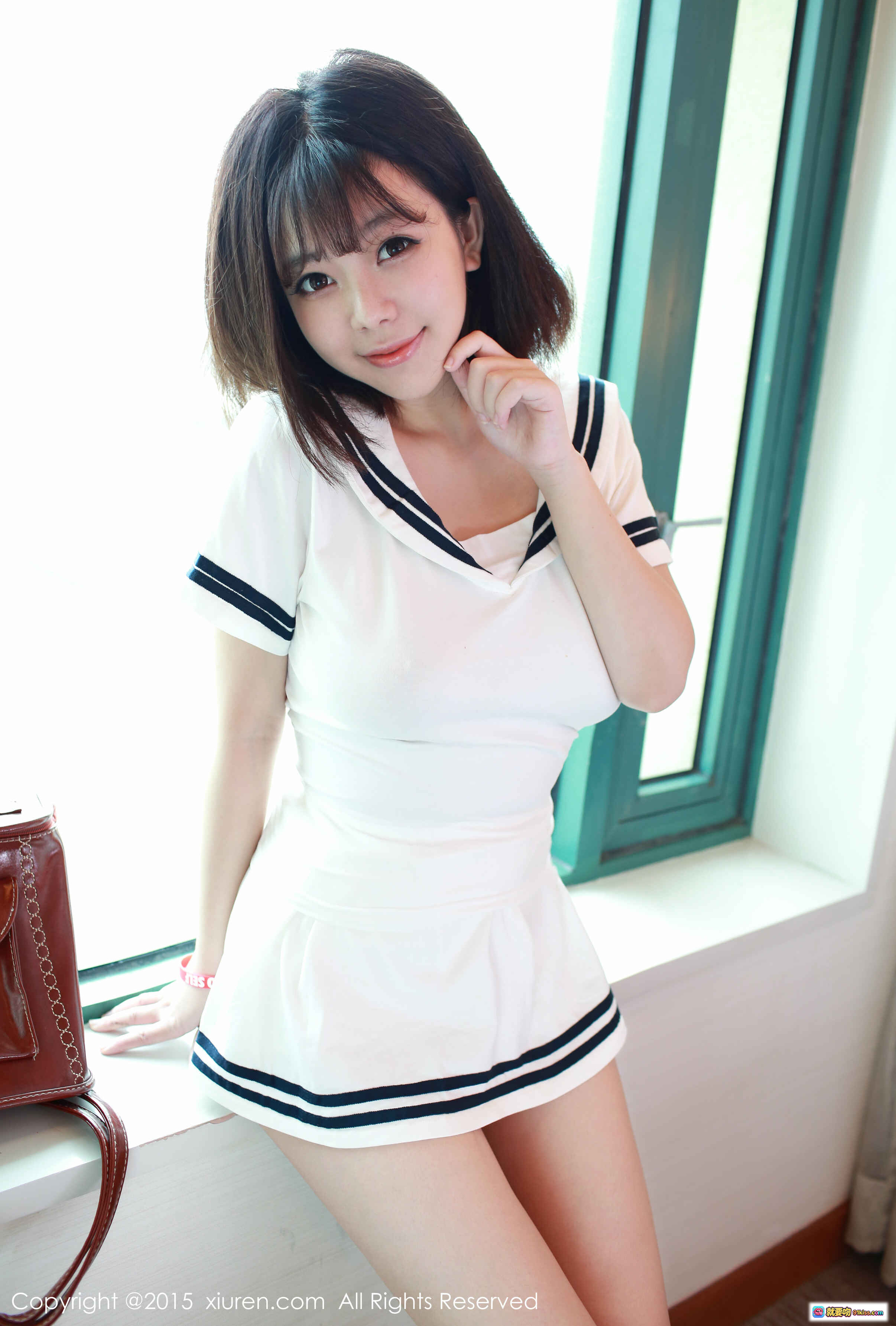 图片[5] - 刘飞儿Faye水手服写真 窗边少女手持棕色皮包 清新甜美风格 2015秀人网高清图集 - 就要吻