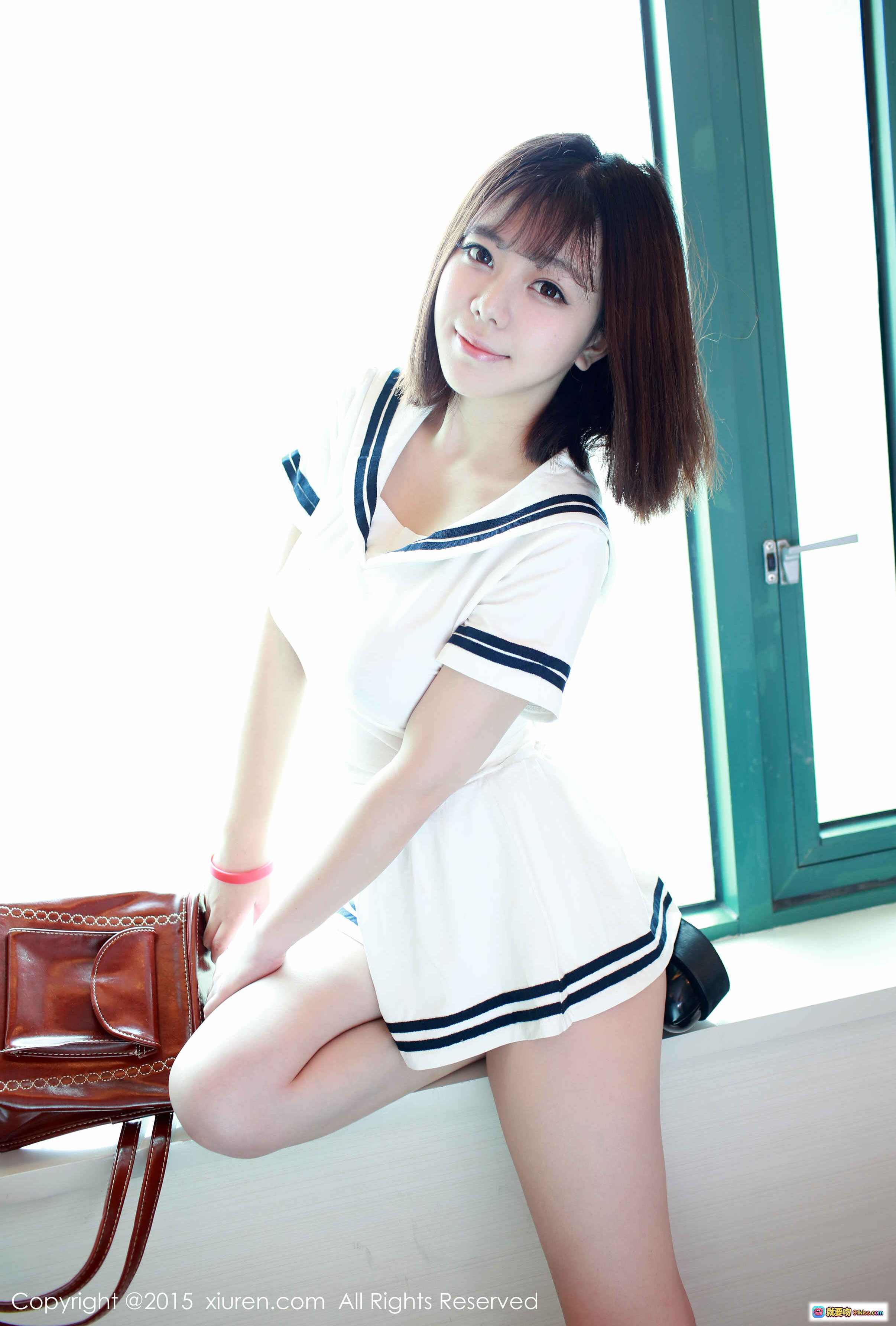 图片[9] - 刘飞儿Faye水手服写真 窗边少女手持棕色皮包 清新甜美风格 2015秀人网高清图集 - 就要吻