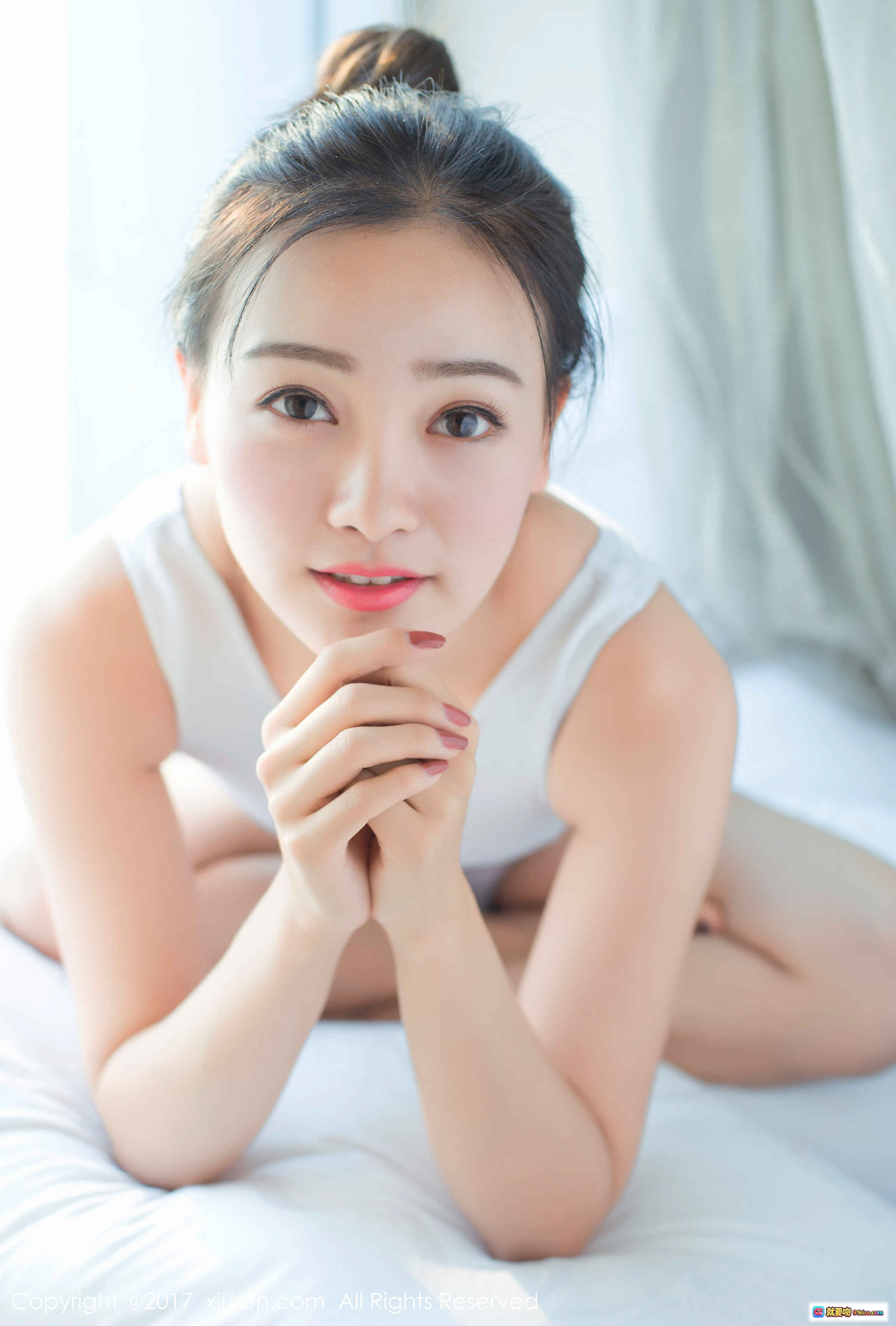 图片[4] - 芈琳娜性感写真：白床单慵懒躺姿+深蓝吊带内衣+美腿翘臀+自然光柔美氛围 - 就要吻