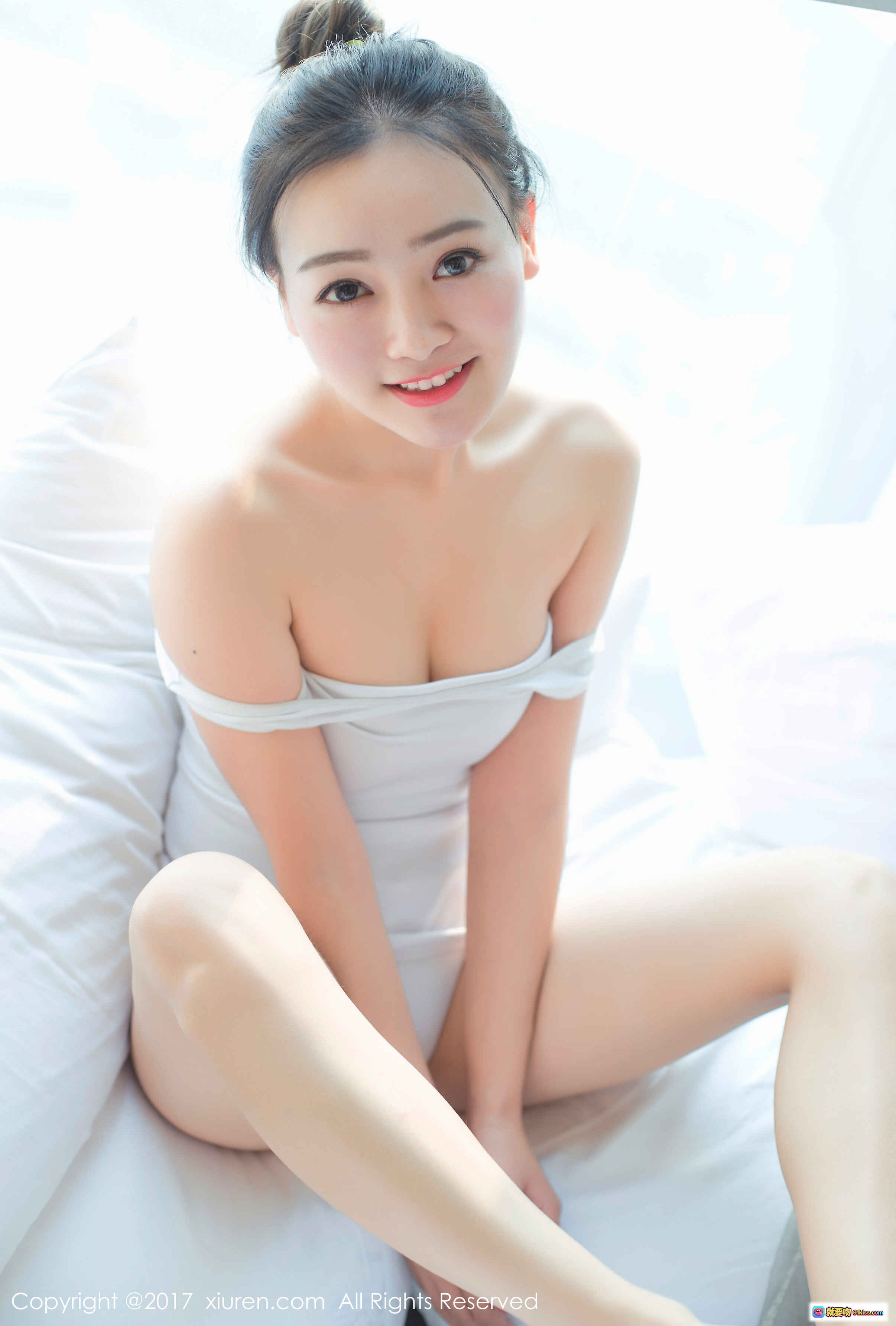 图片[3] - 芈琳娜性感写真：白床单慵懒躺姿+深蓝吊带内衣+美腿翘臀+自然光柔美氛围 - 就要吻