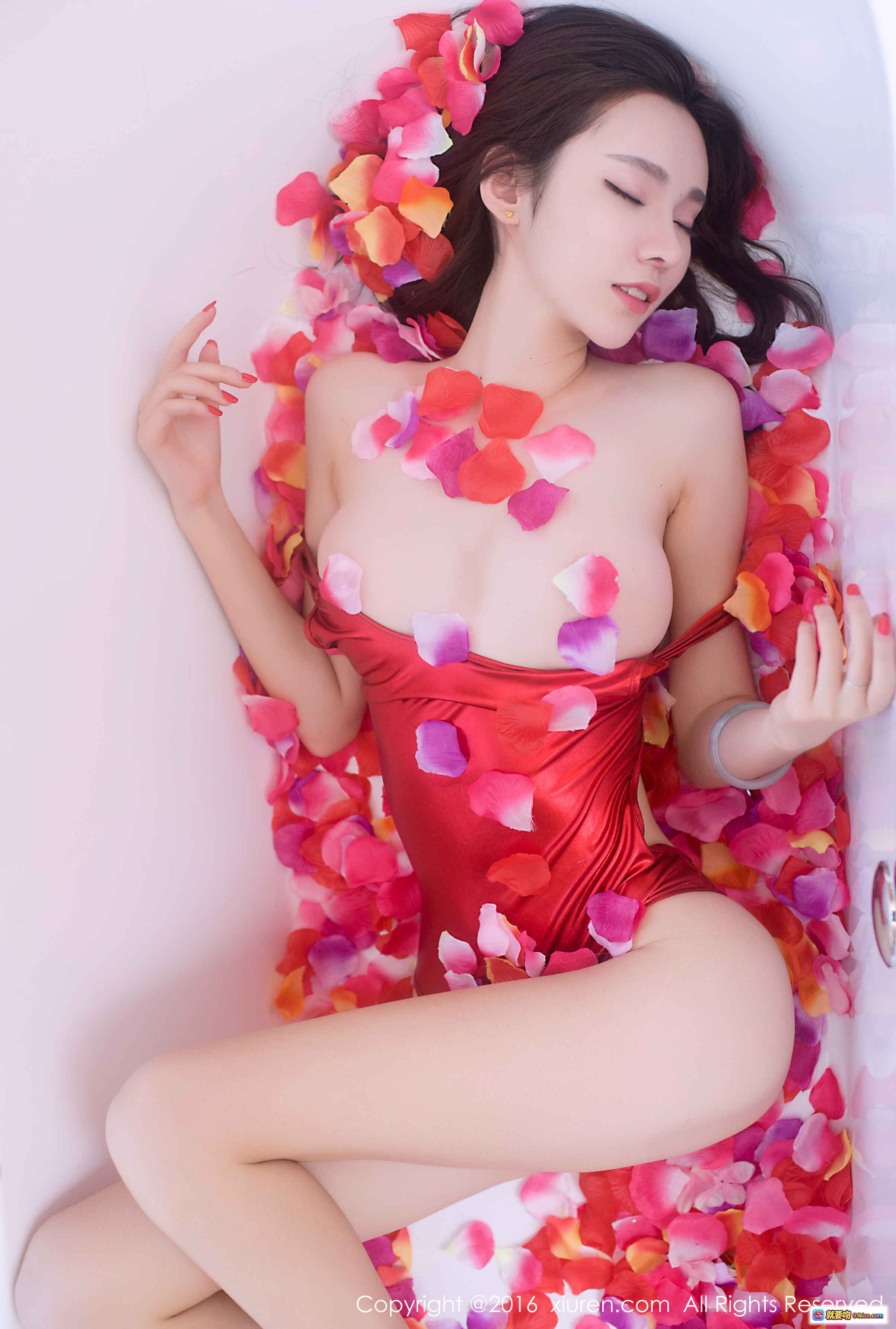 图片[8] - 萌琪琪Irene玫瑰花瓣浴写真 | 红色泳衣美女浴缸私房照 | XIUREN秀人网2016高清图集 - 就要吻