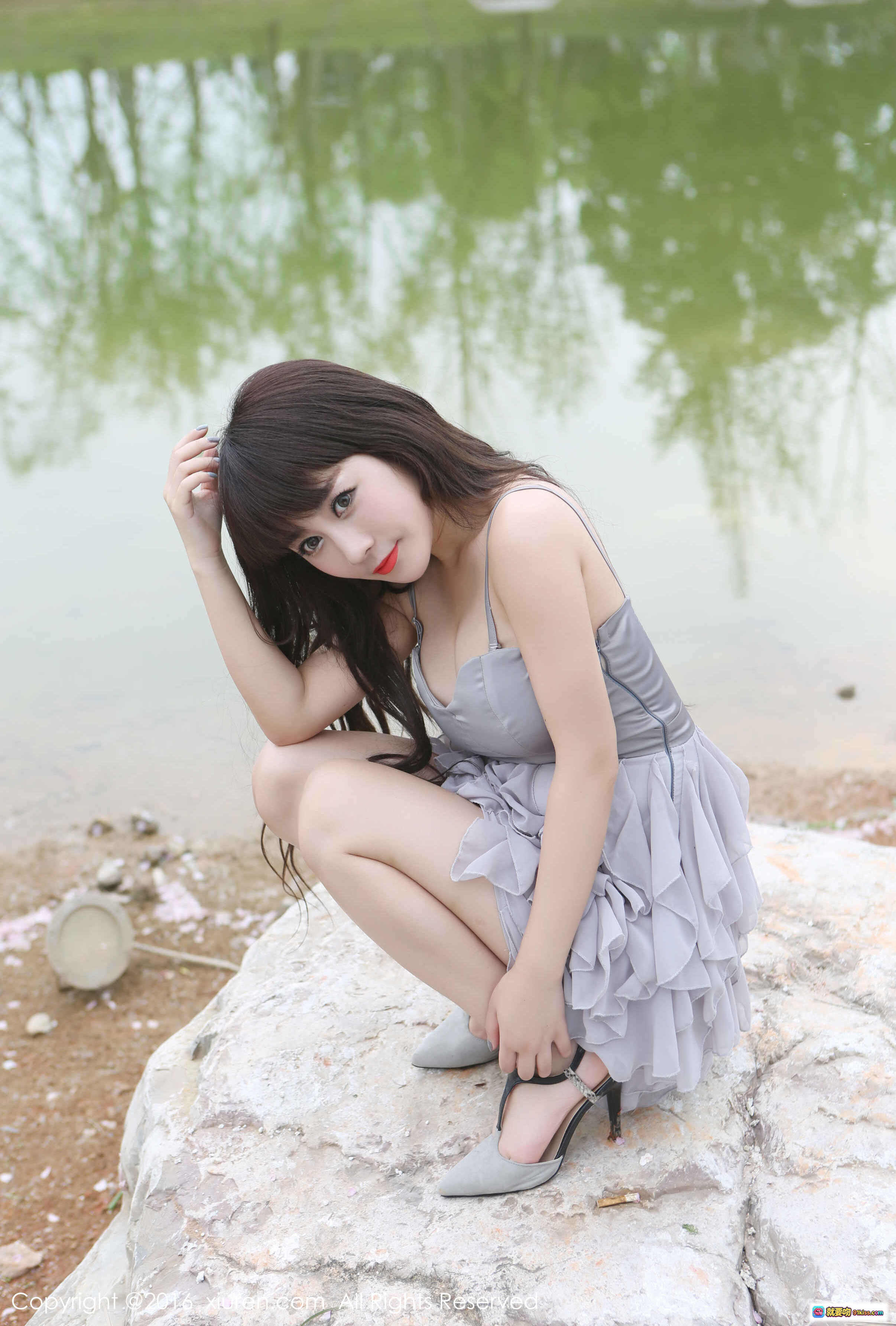 图片[10] - 陈巧蓓Isabella粉色抹胸短裙木栈道写真 美腿高跟鞋户外自然风性感优雅造型 - 就要吻