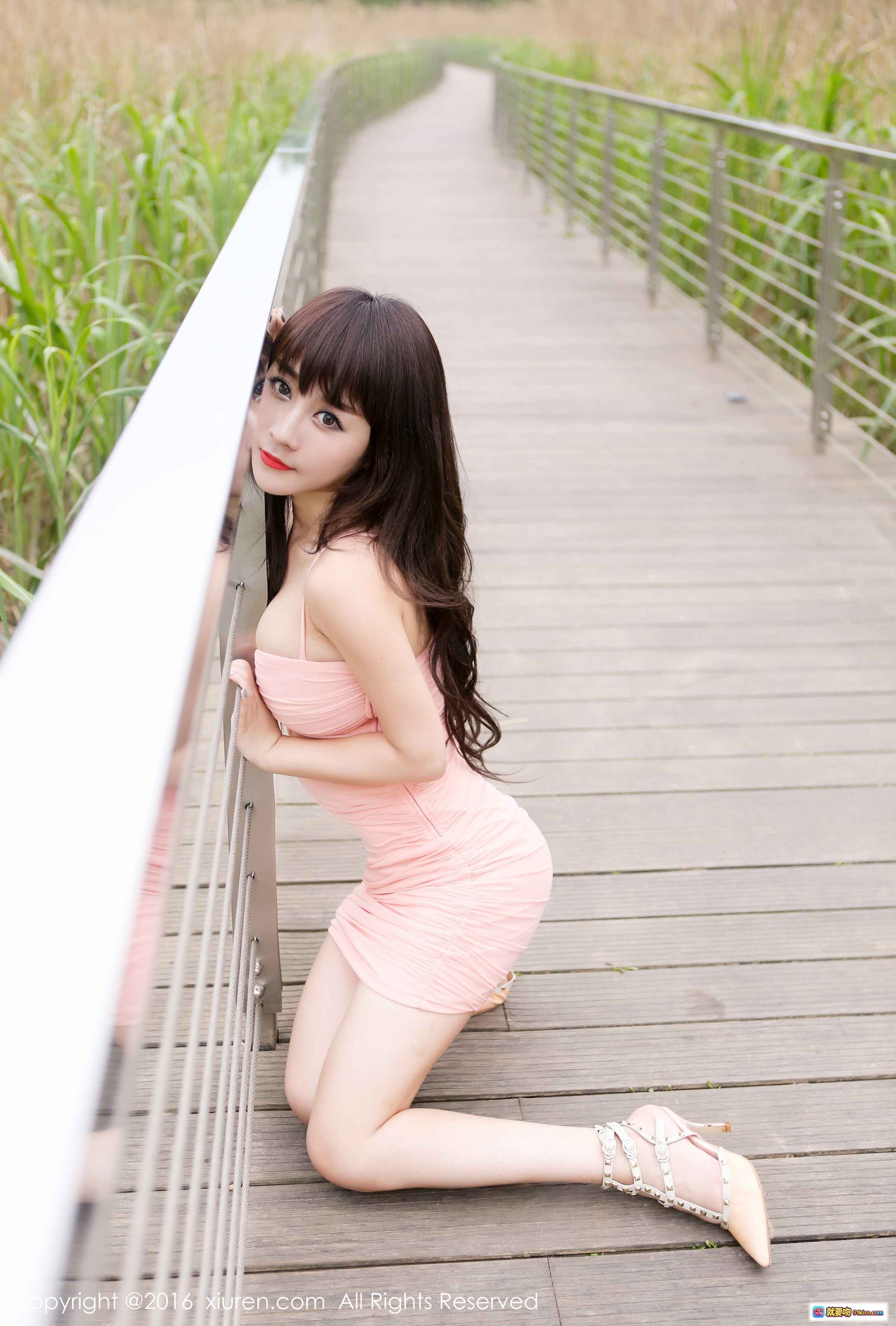 图片[8] - 陈巧蓓Isabella粉色抹胸短裙木栈道写真 美腿高跟鞋户外自然风性感优雅造型 - 就要吻