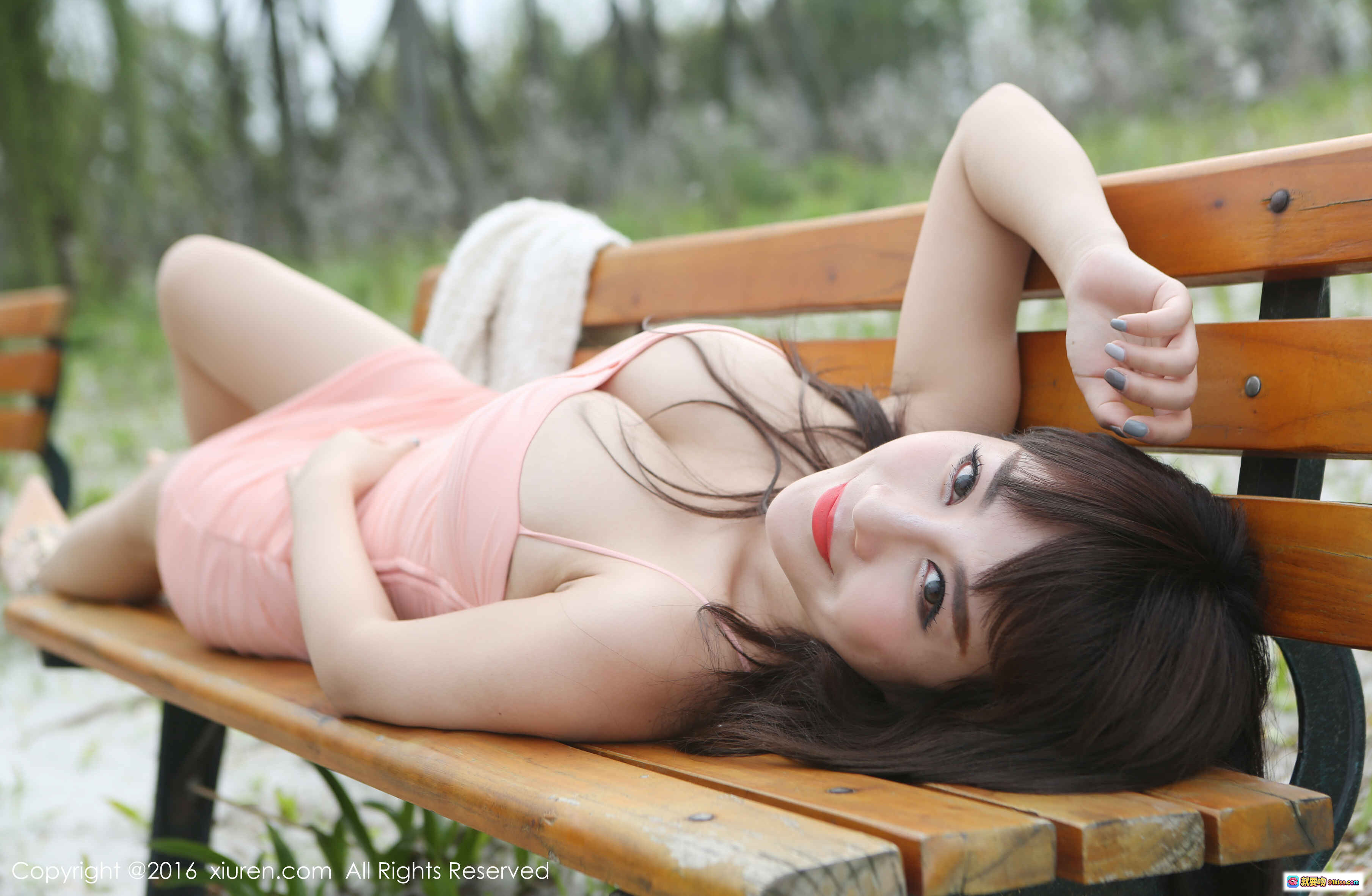 图片[9] - 陈巧蓓Isabella粉色抹胸短裙木栈道写真 美腿高跟鞋户外自然风性感优雅造型 - 就要吻