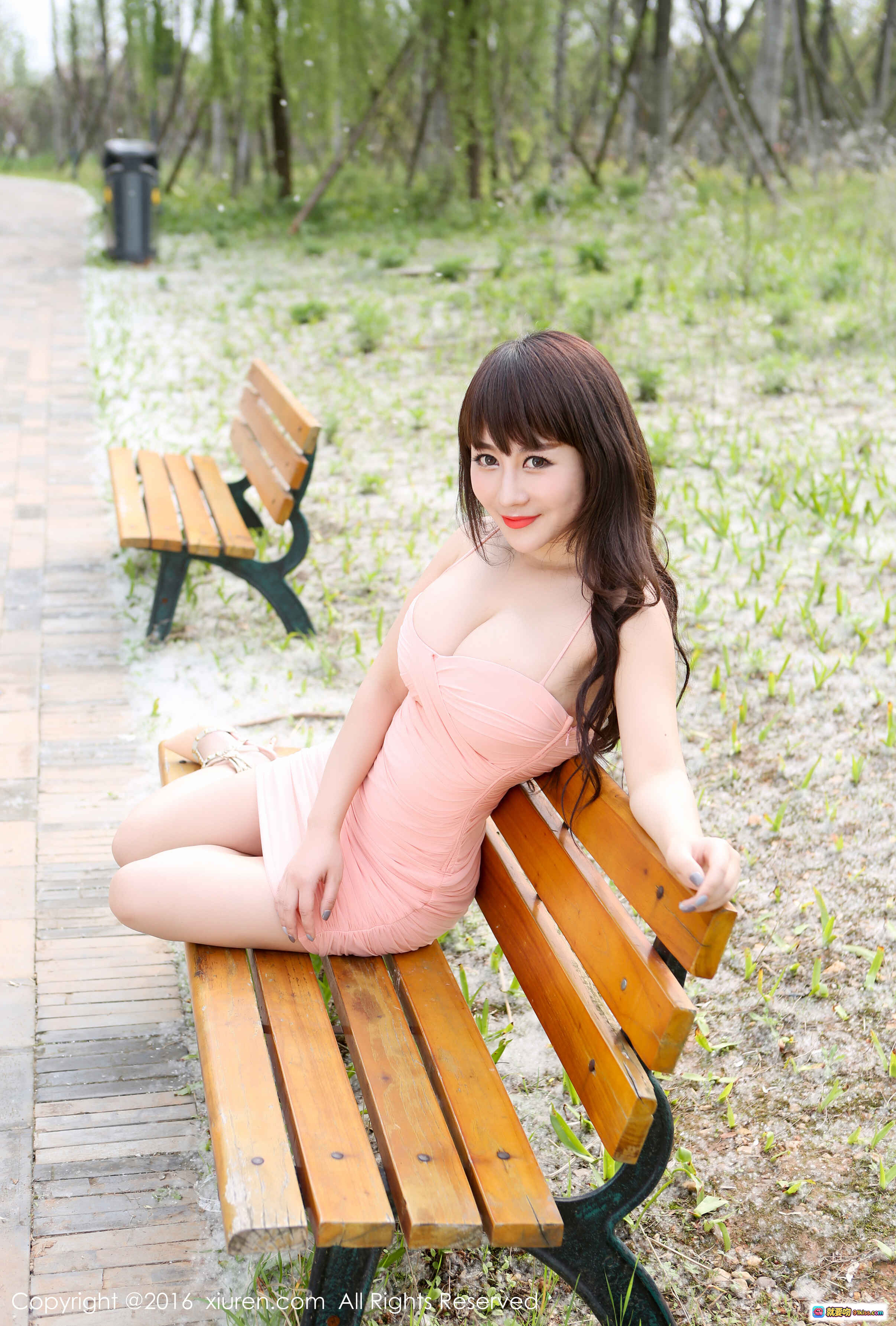 图片[3] - 陈巧蓓Isabella粉色抹胸短裙木栈道写真 美腿高跟鞋户外自然风性感优雅造型 - 就要吻