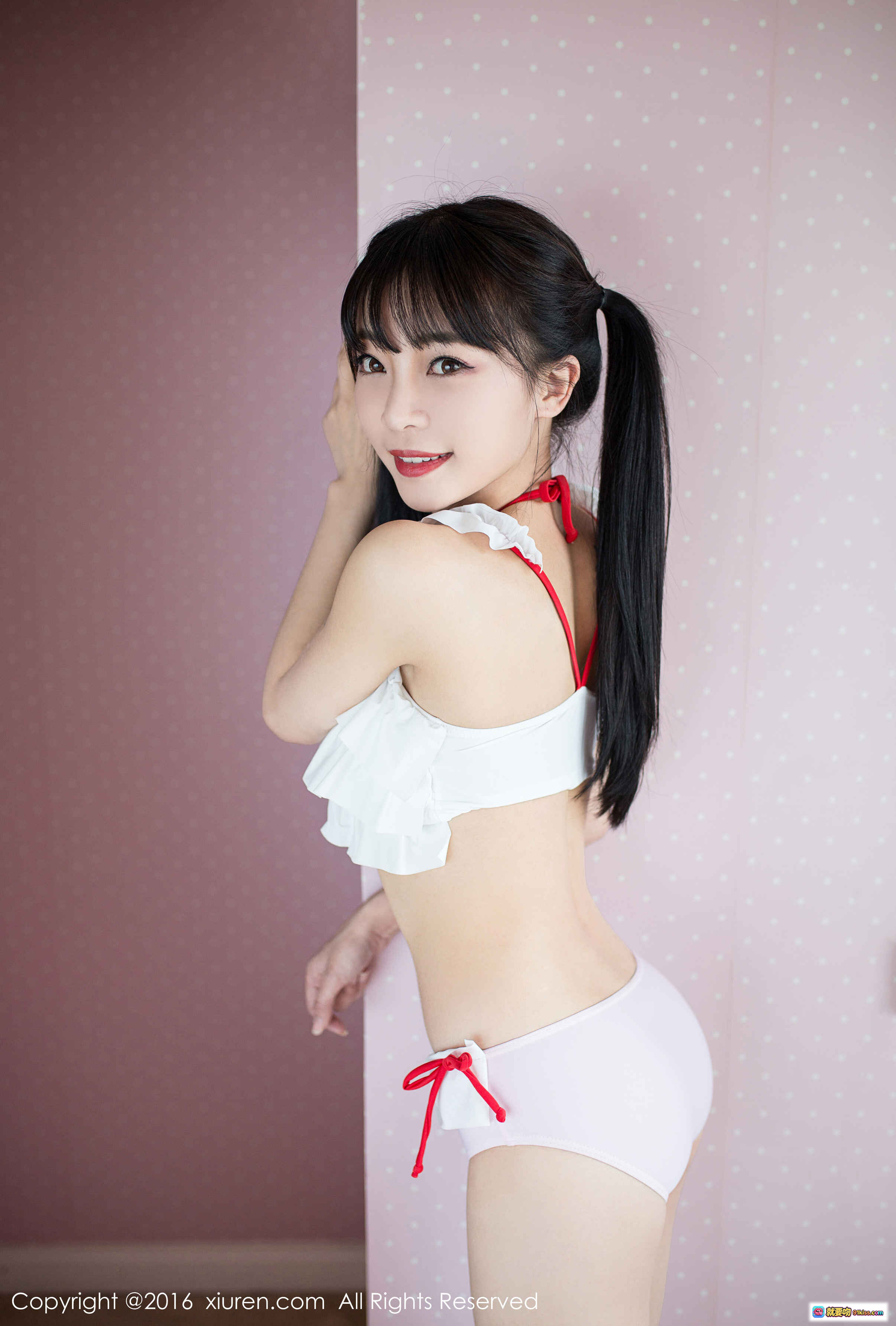 图片[1] - Mio莉莉丝性感写真 | 白色蕾丝内衣搭配红色细带 | 粉色波点背景甜美风 | 秀人网2016经典私房照 - 就要吻