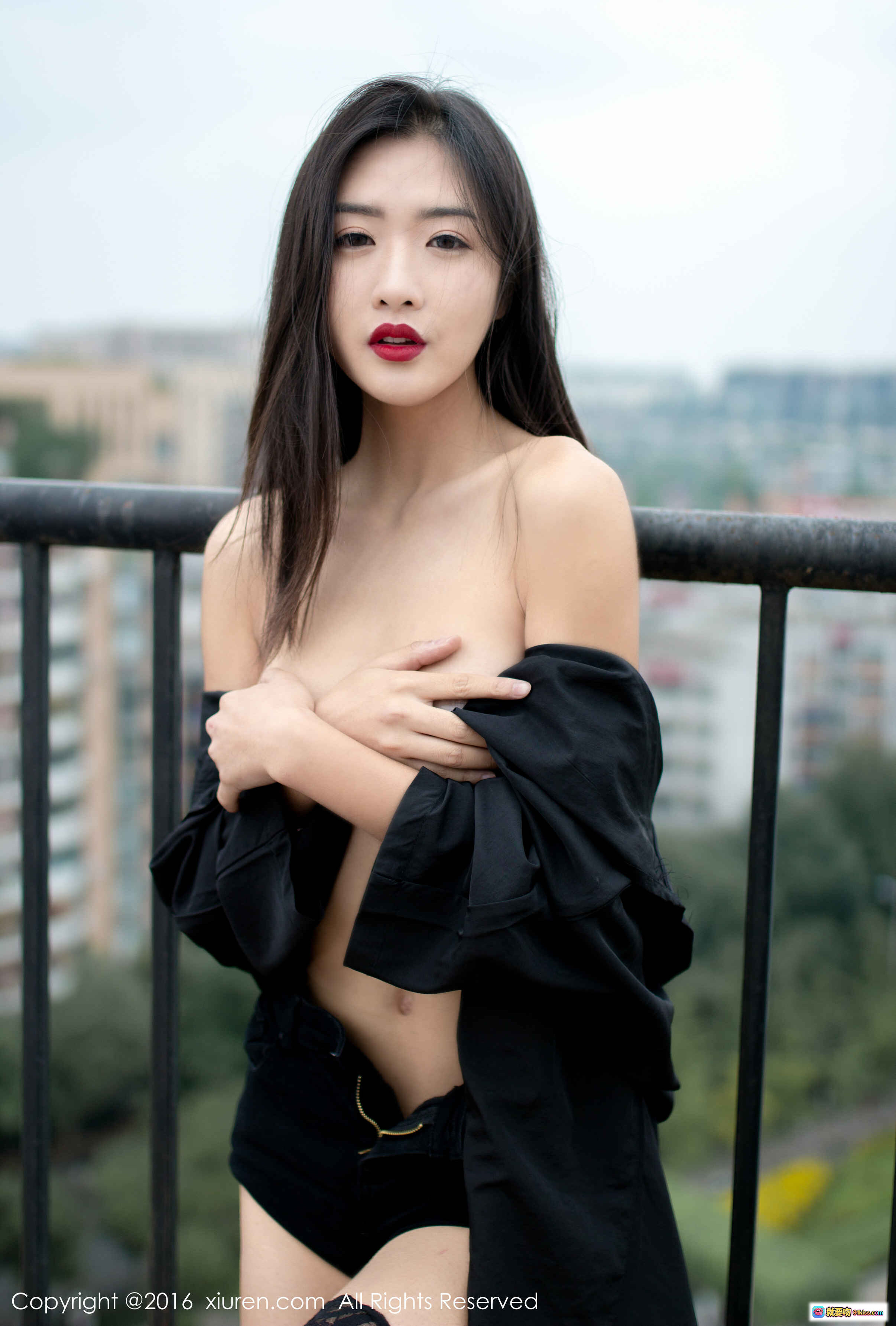 图片[2] - 周琰琳LIN屋顶写真 白色露肩上衣+破洞牛仔短裤 性感侧身回眸 城市天台背景 高清私房美图 - 就要吻