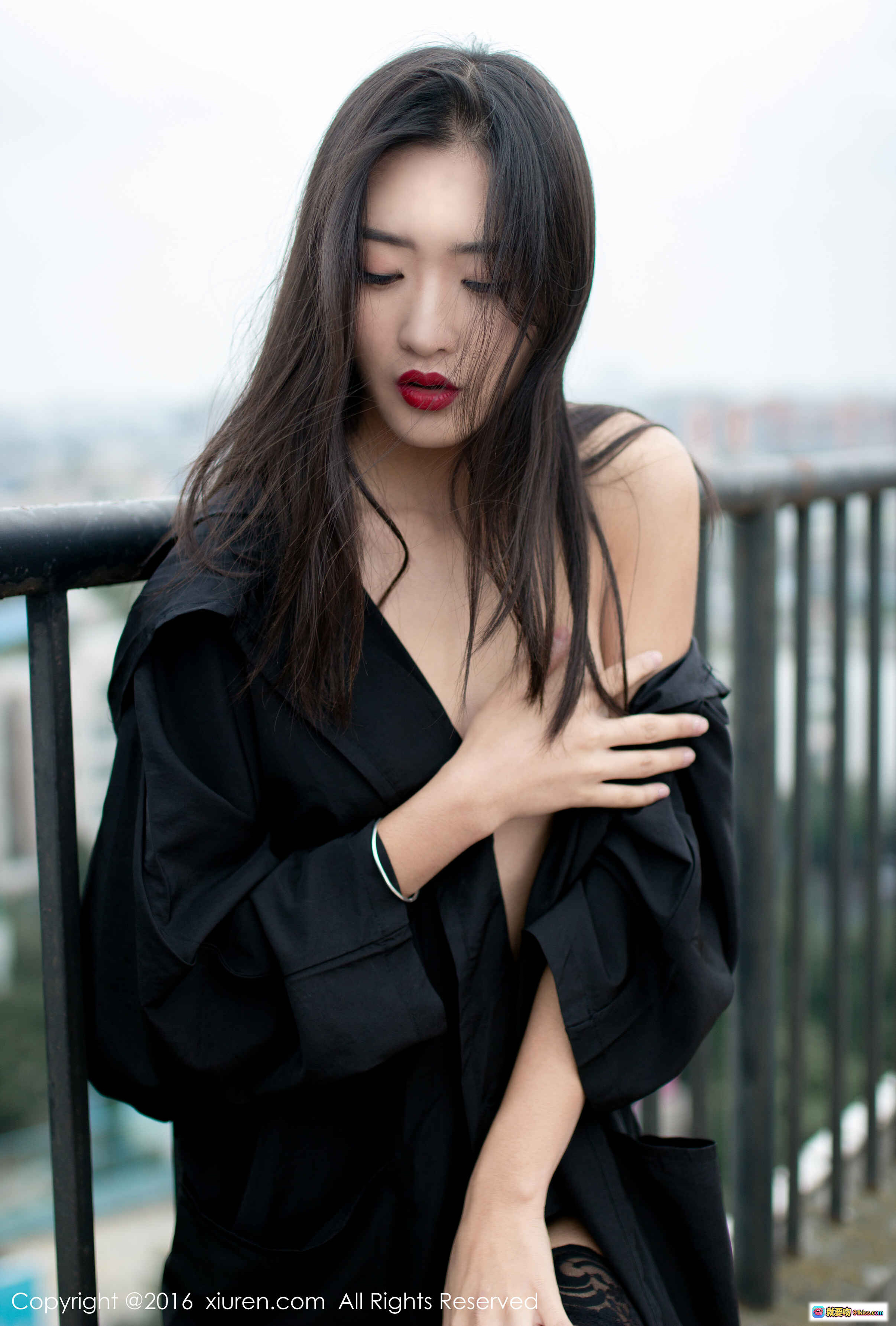 图片[10] - 周琰琳LIN屋顶写真 白色露肩上衣+破洞牛仔短裤 性感侧身回眸 城市天台背景 高清私房美图 - 就要吻