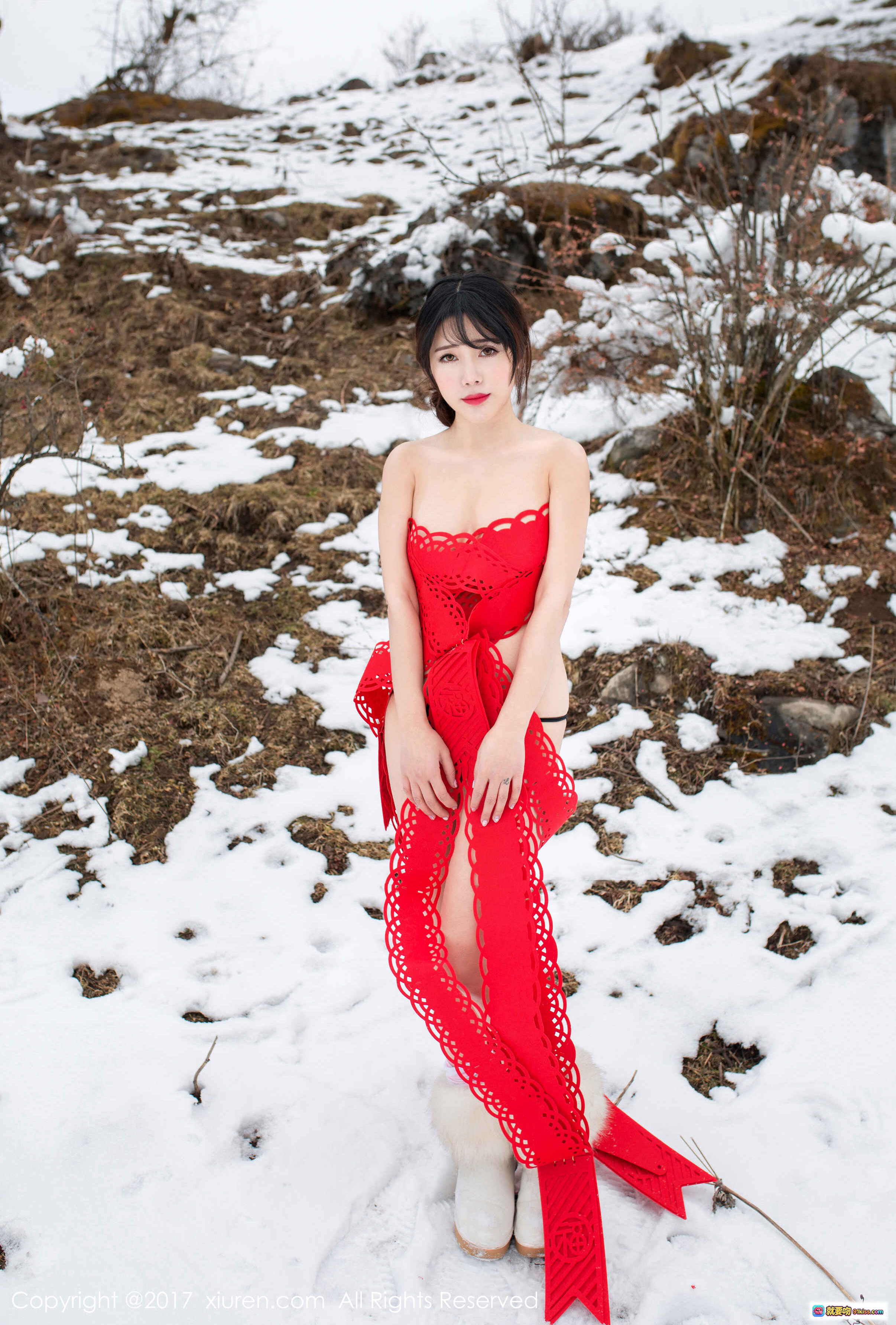 图片[2] - 雪地旗袍美女兜豆Youlina新年红饰写真·秀人网No.686·粉色刺绣吊带裙·中国风剪纸装饰·冬日纯白背景·高清50P图集 - 就要吻