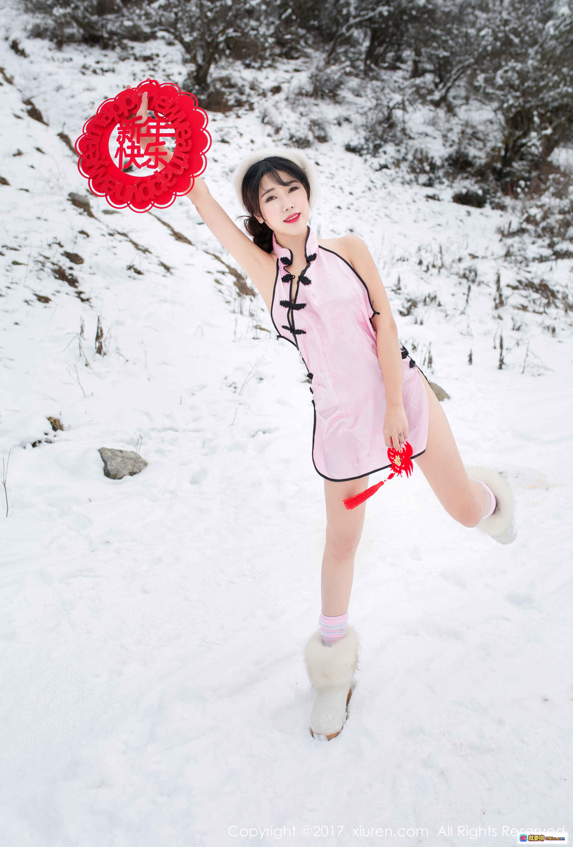 图片[6] - 雪地旗袍美女兜豆Youlina新年红饰写真·秀人网No.686·粉色刺绣吊带裙·中国风剪纸装饰·冬日纯白背景·高清50P图集 - 就要吻