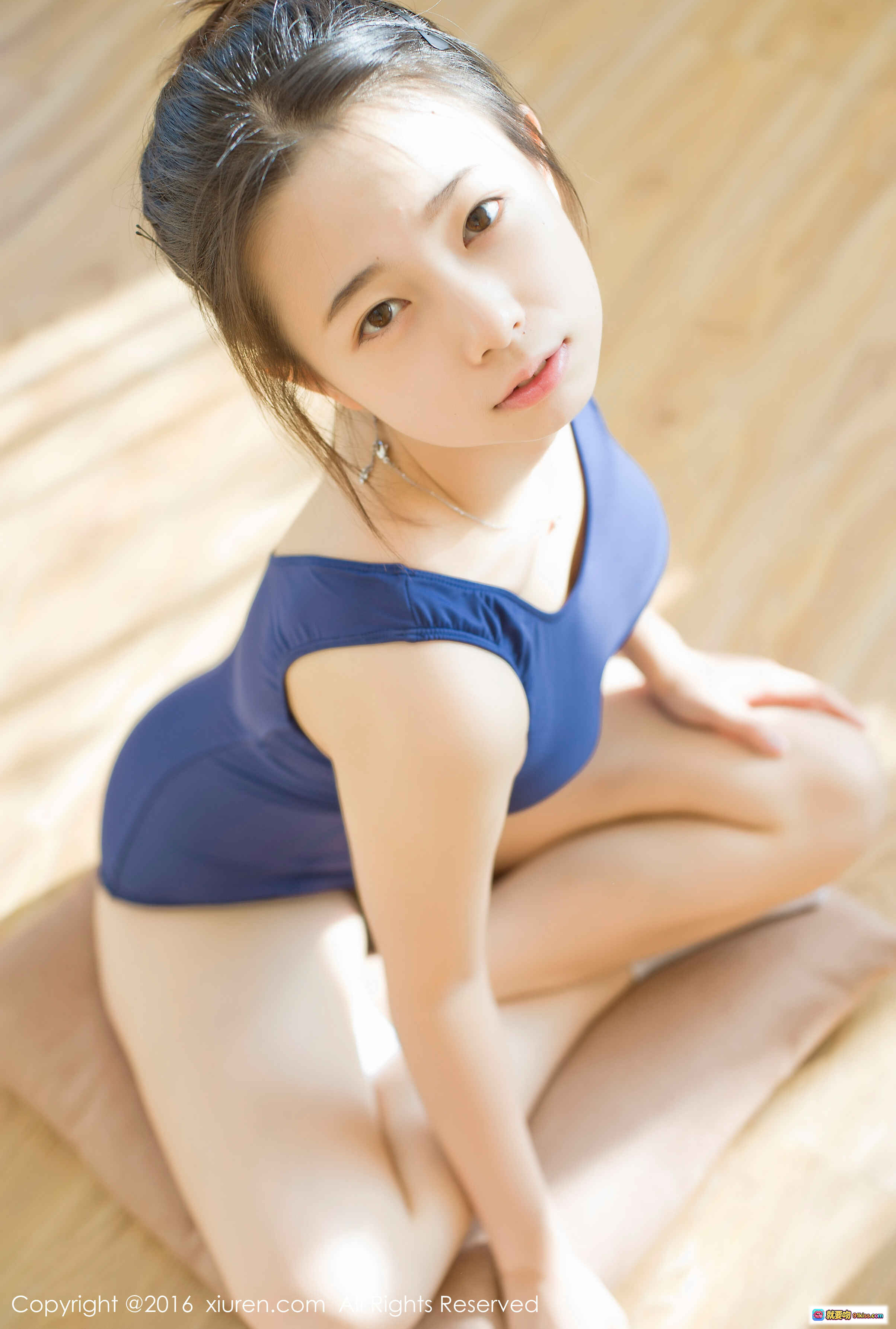 图片[9] - 草莓zz蓝色连体泳衣写真·木质地板柔光少女坐姿·XIUREN秀人网2016.10.14 NO.616高清52P - 就要吻